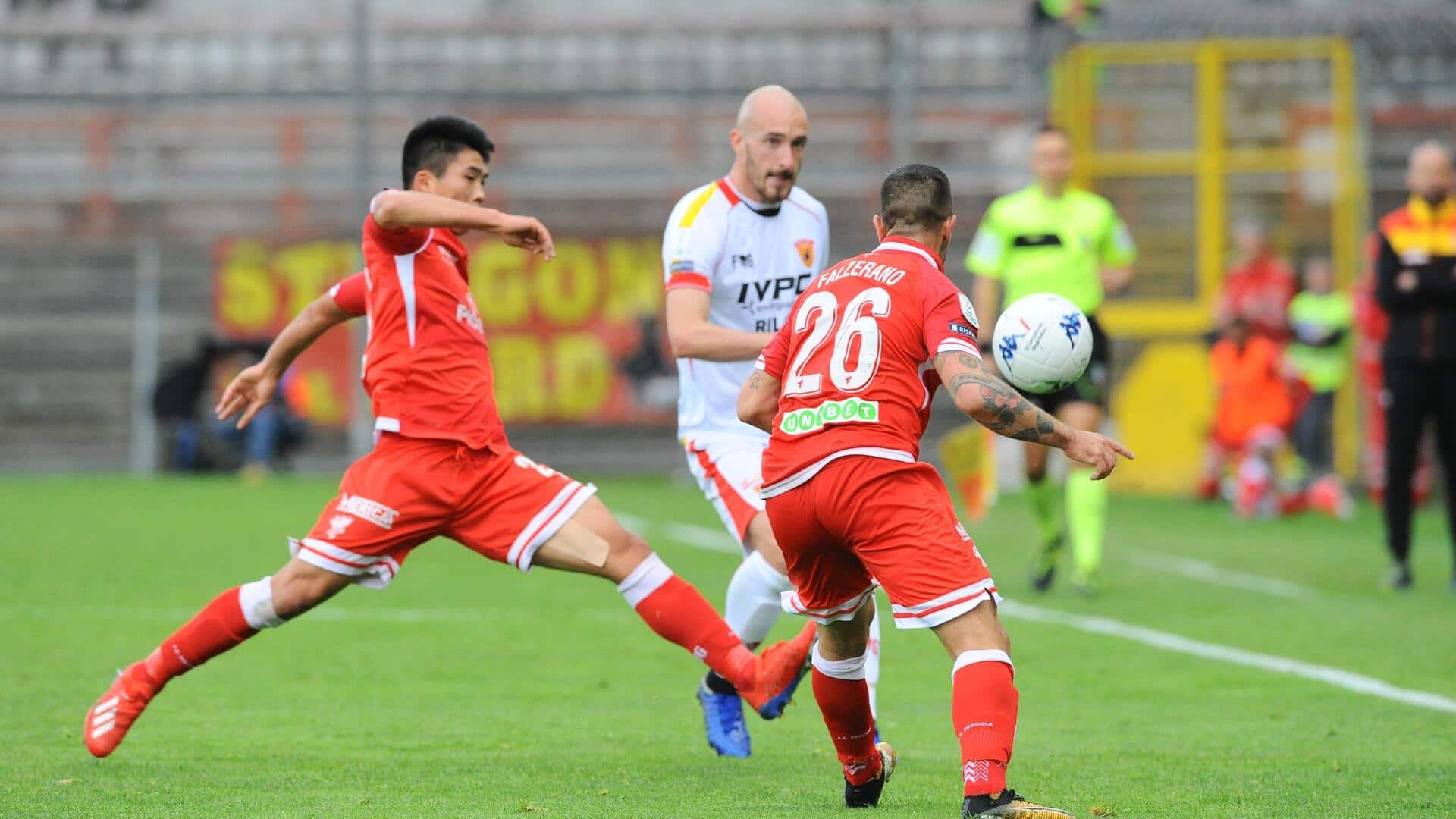 Mengapa pemain sepak bola menutup mulut saat pertandingan?