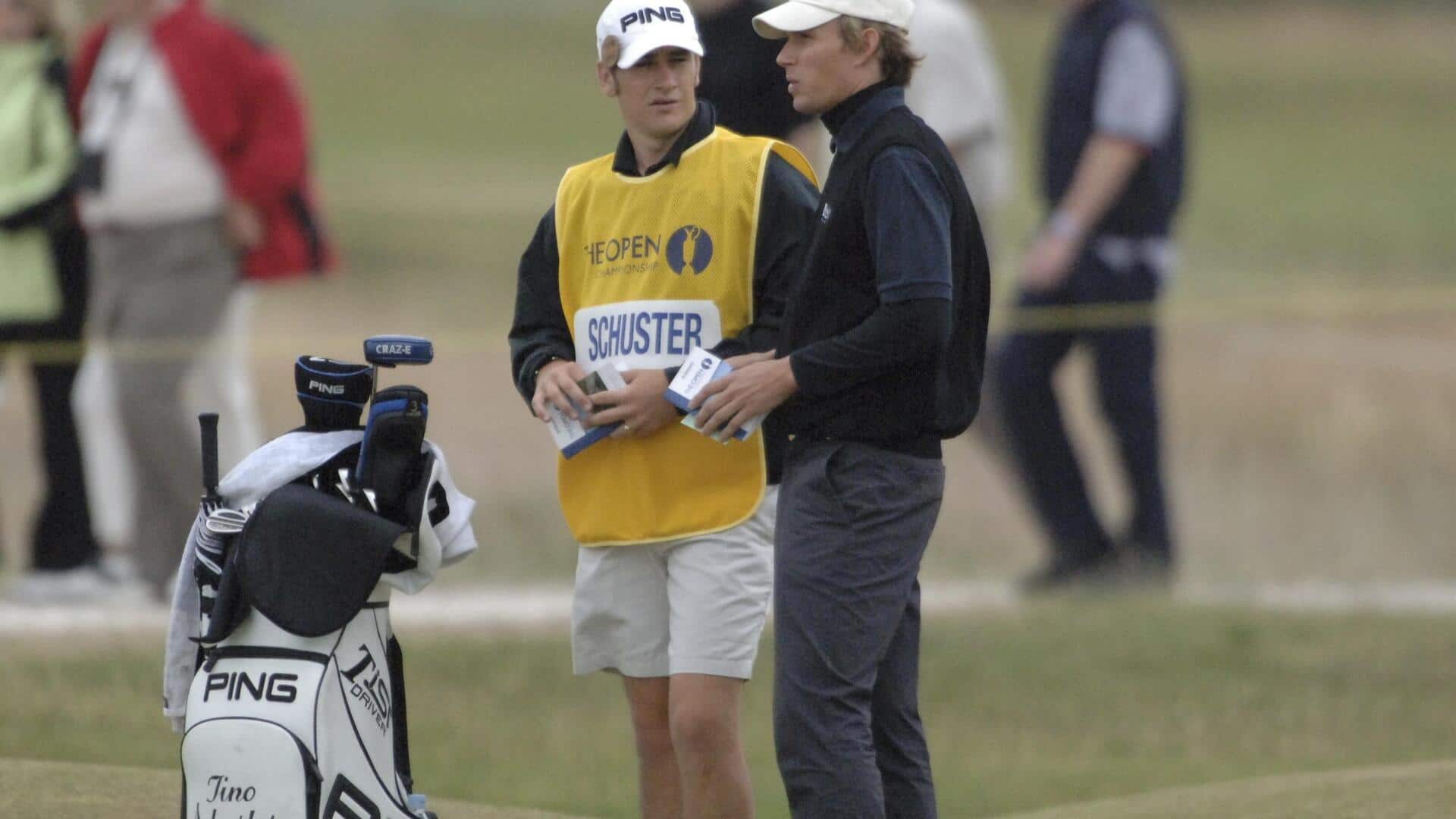 Mengapa caddy golf membawa banyak stik untuk pemain?