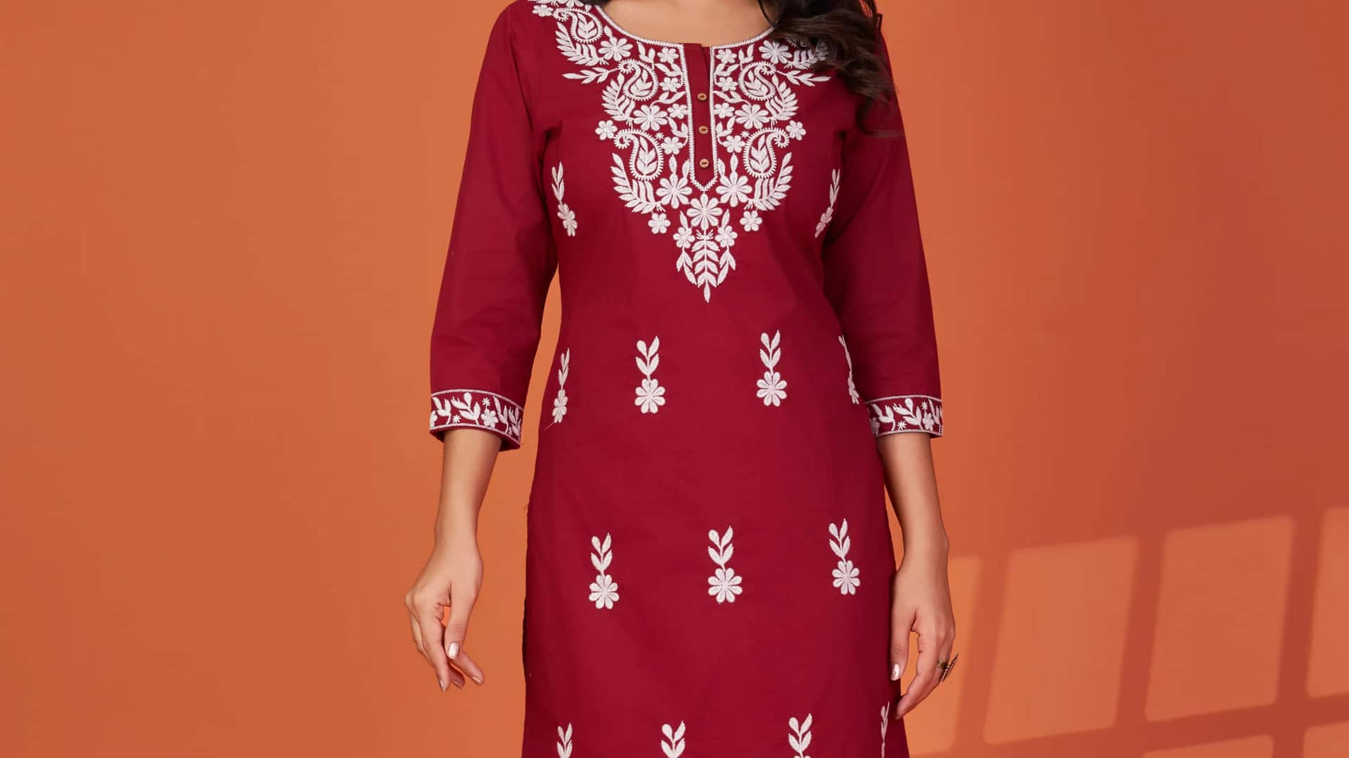 Tren bordir tangan memperkaya busana India modern