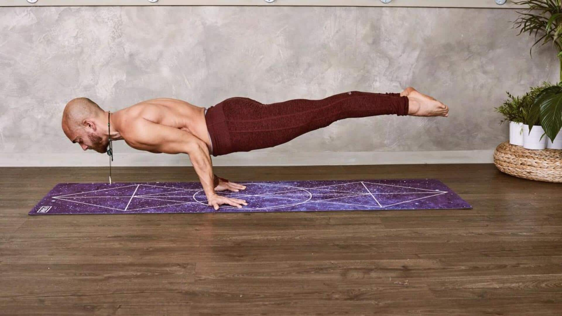 Membangun kekuatan tubuh dengan Planche Push-ups