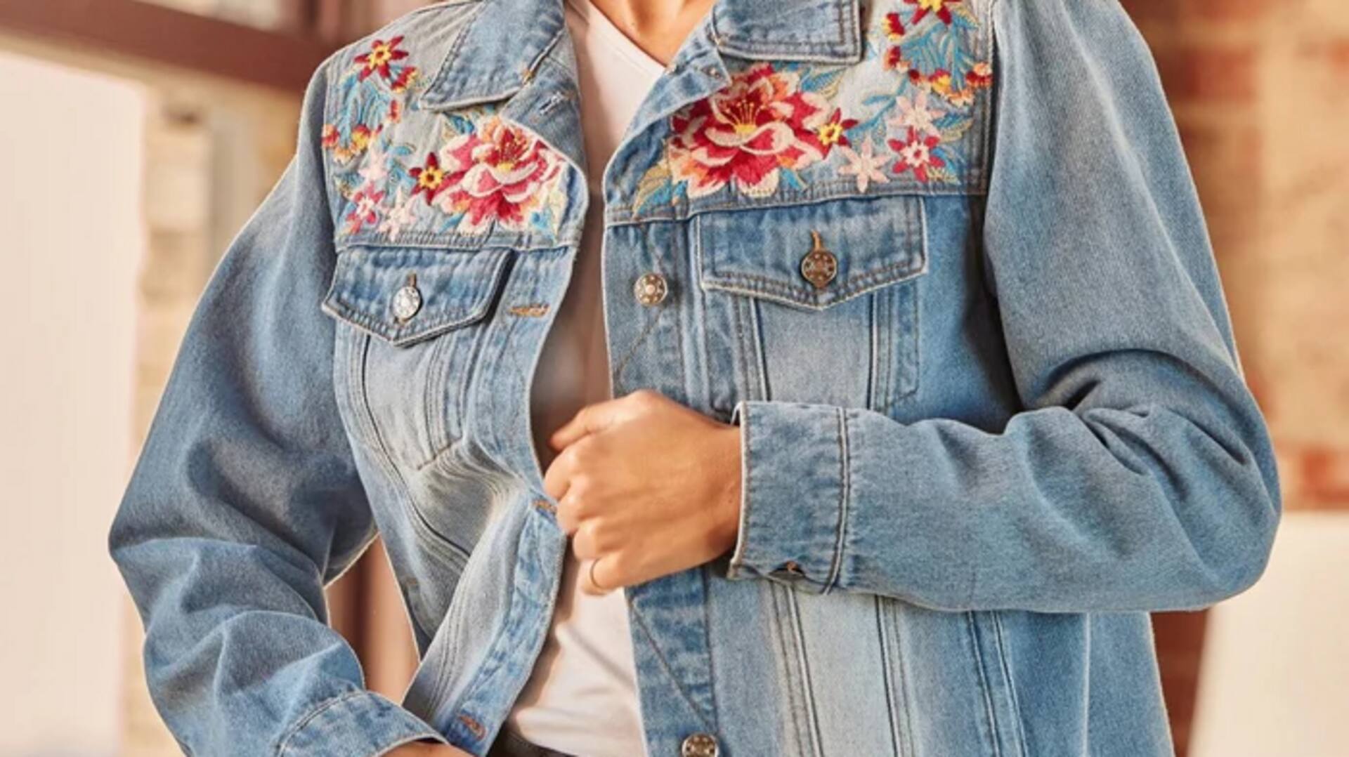 Gaya denim bordir untuk tampilan musim semi yang segar