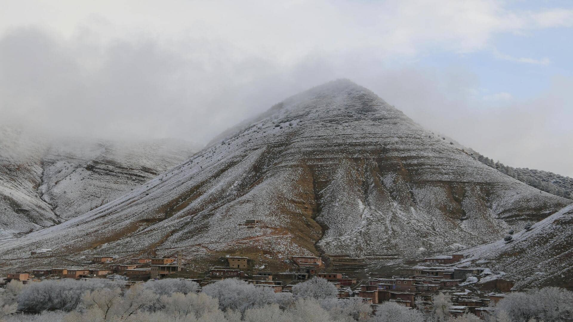 Menjelajahi Puncak Kasar M'Goun Massif, Maroko