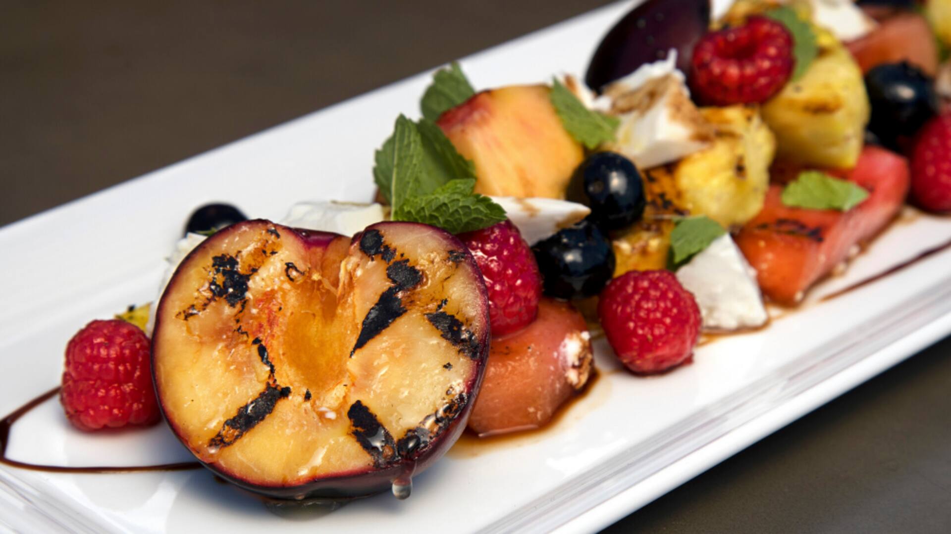 Menikmati Salad Segar dengan Topping Buah Panggang