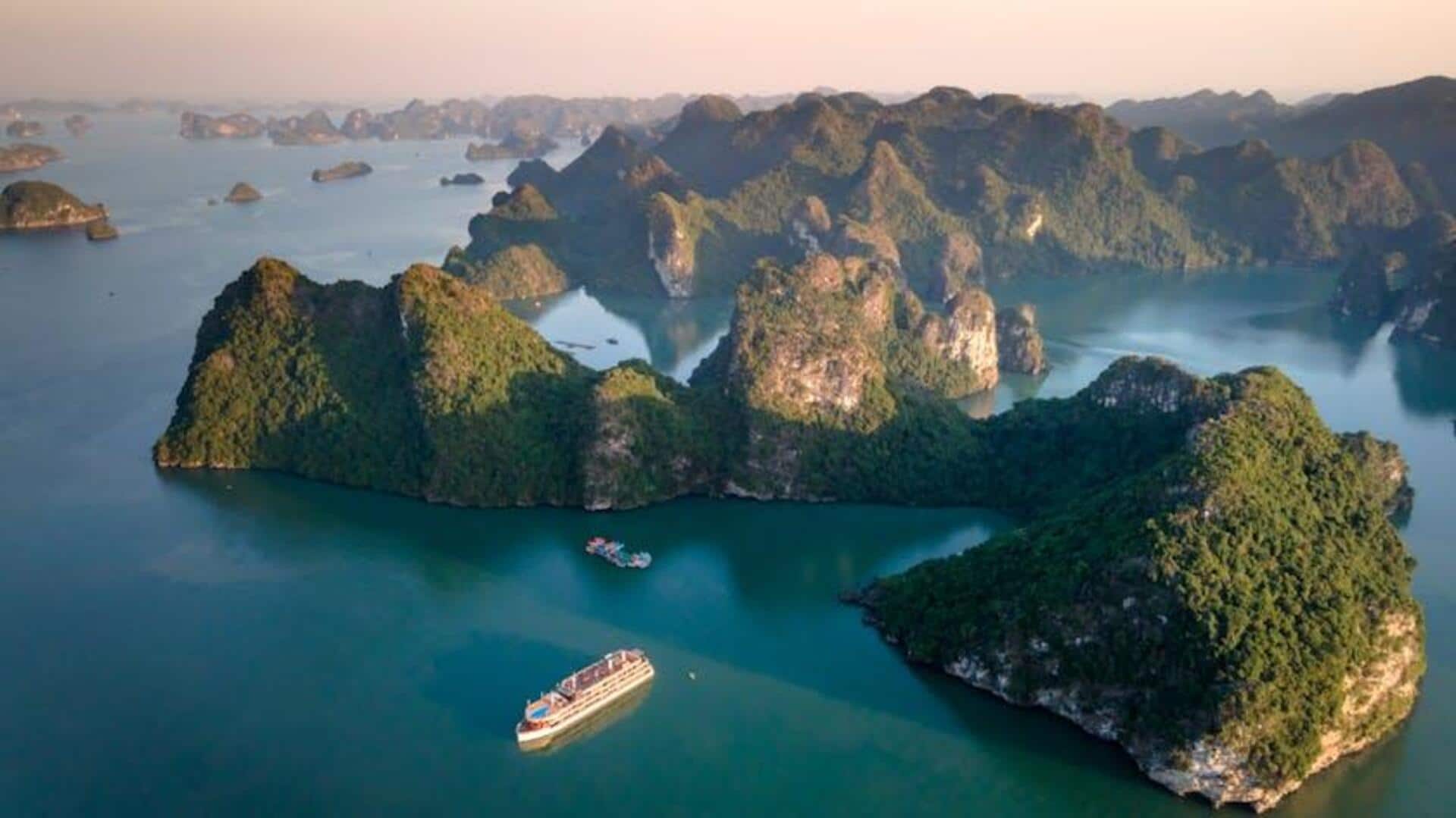 Menjelajahi Gua Mistis di Teluk Ha Long, Vietnam