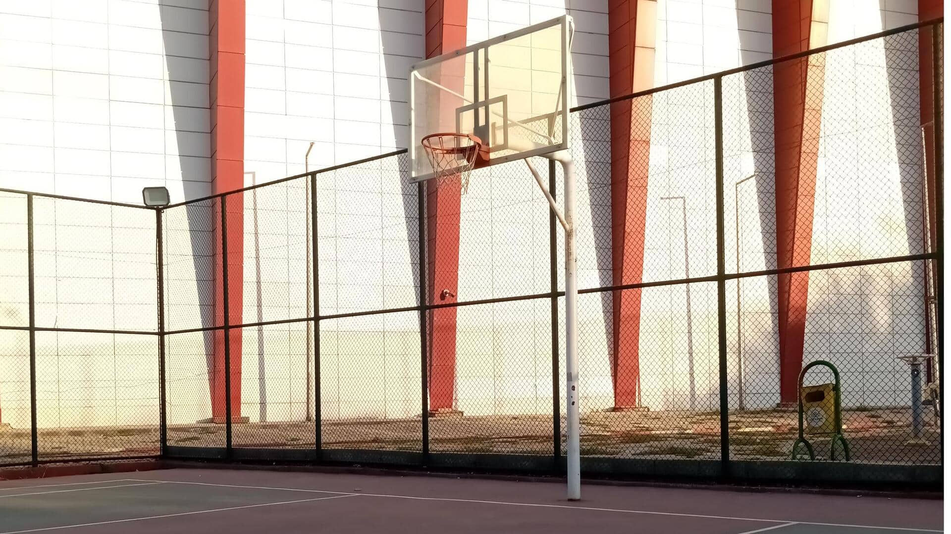 Mengapa lapangan basket memiliki ring setinggi 10 kaki?