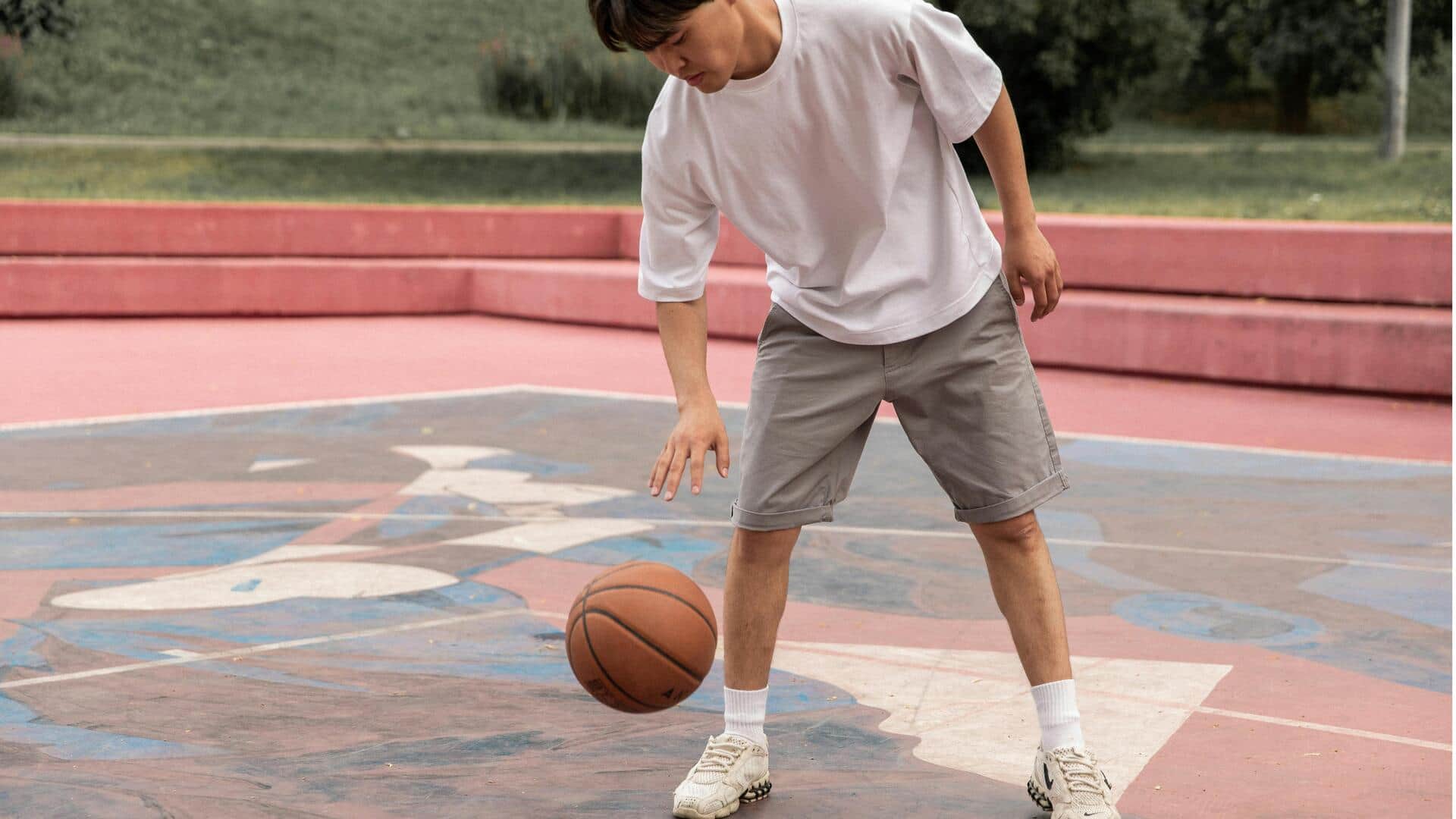Mengapa pemain basket tidak dribble dengan kedua tangan?