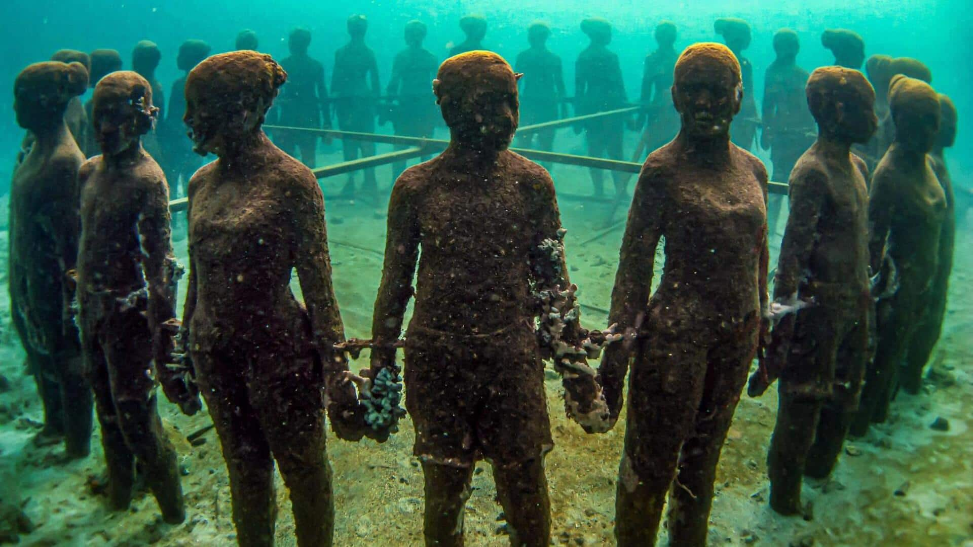 Menyelam Diantara Keindahan Taman Patung Bawah Laut