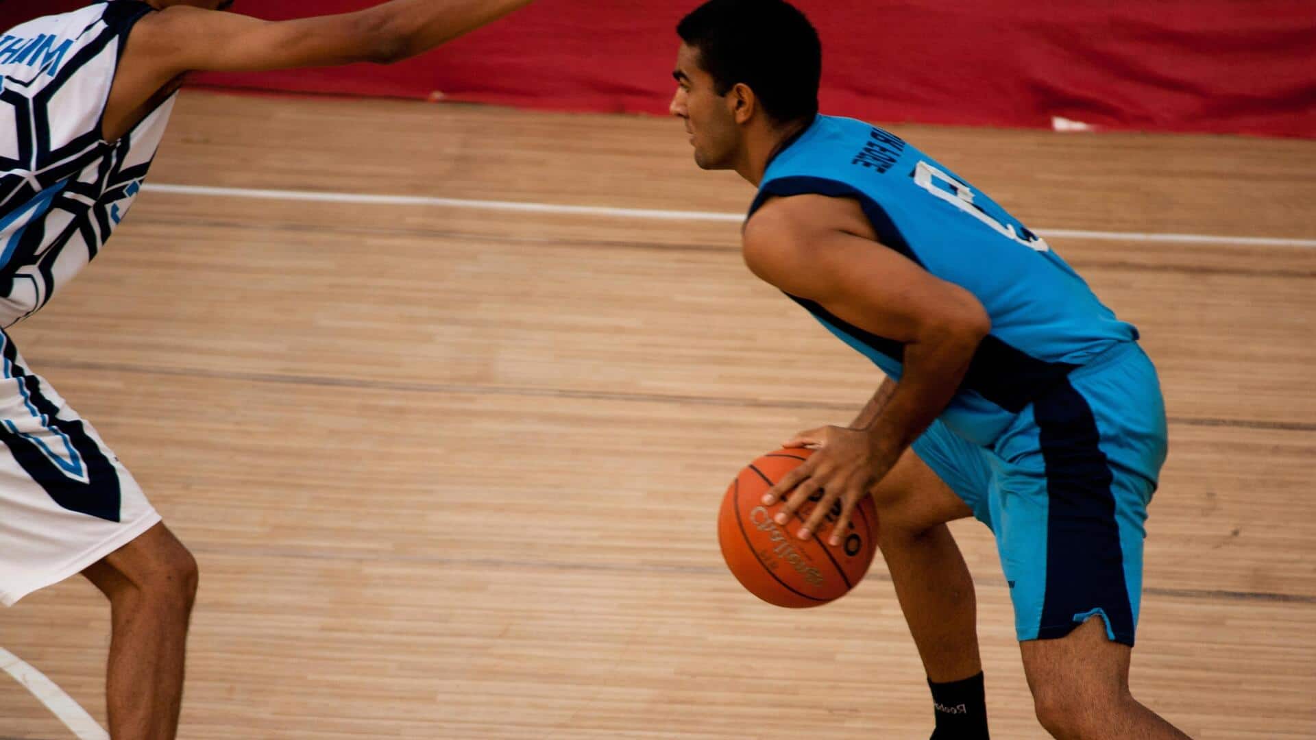 Mengapa lapangan basket terbuat dari kayu keras?