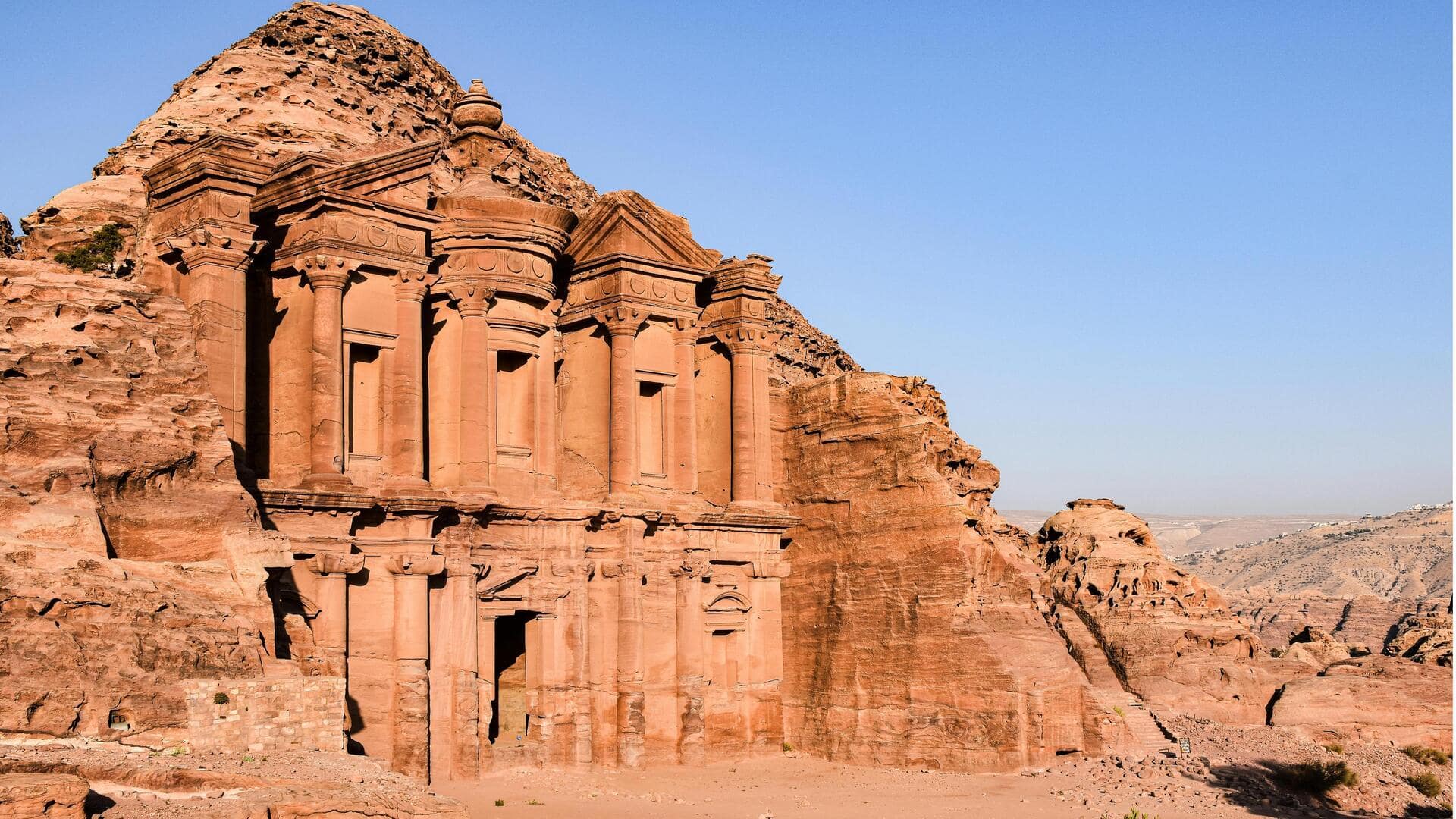 Menjelajahi Jalur Pendakian Kuno di Petra, Yordania