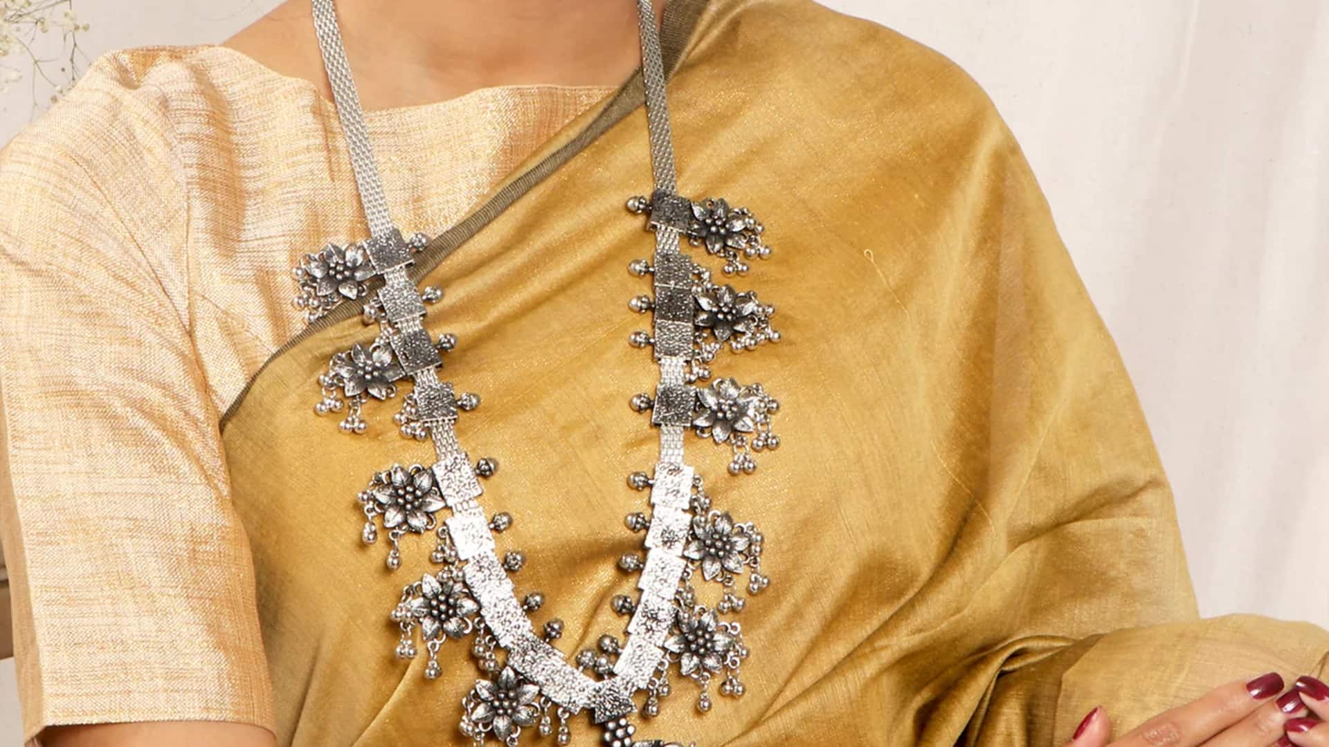 Kilauan metalik dalam busana malam India