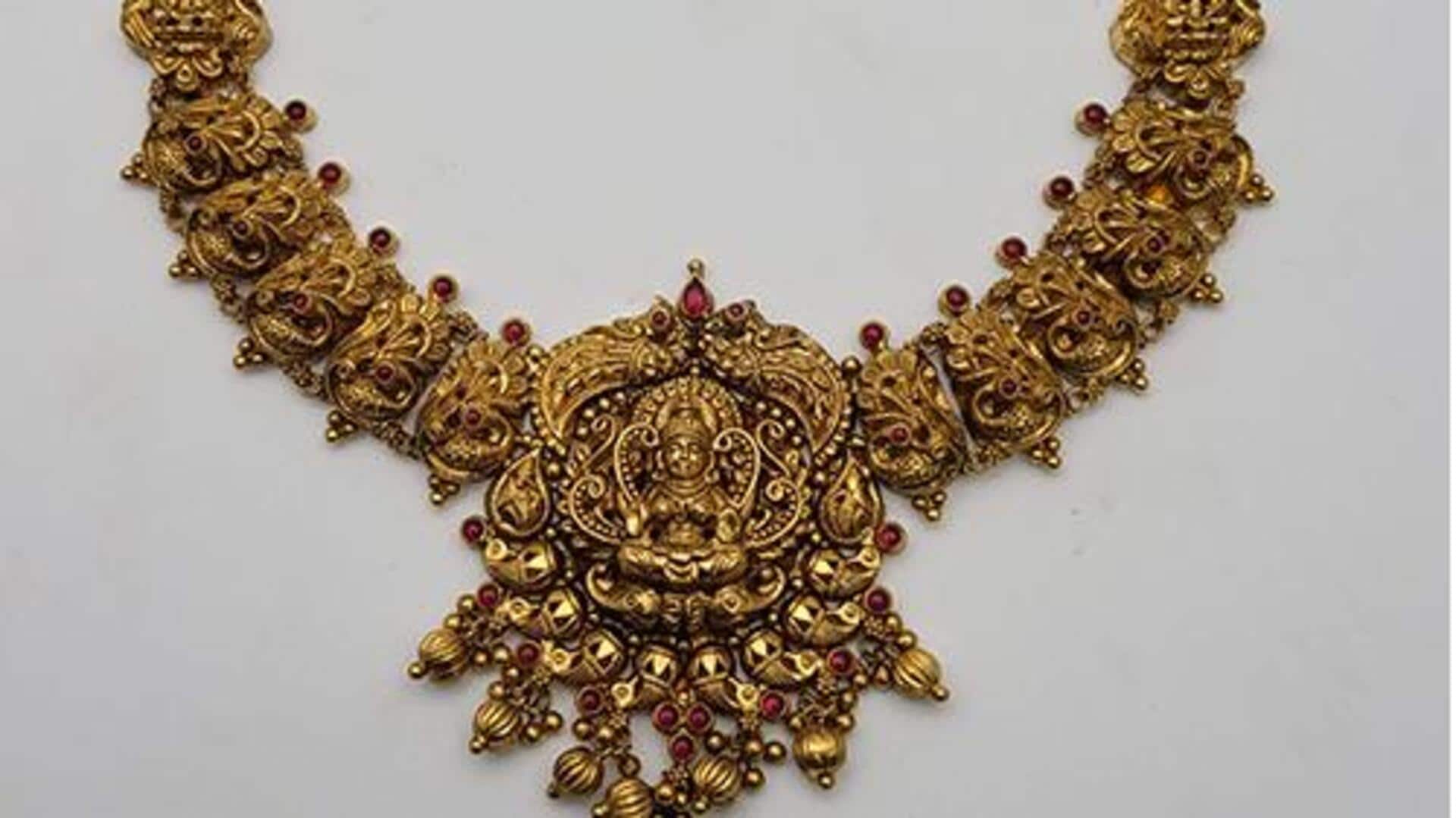 Kalung tradisional mengubah penampilan musim panas