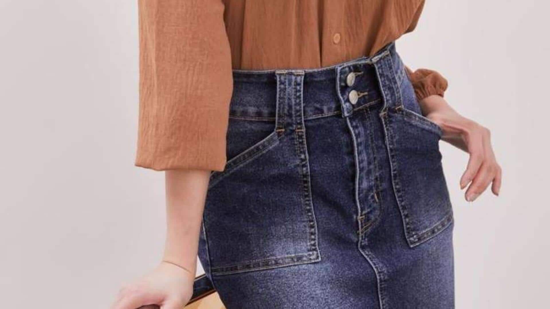 Memadukan rok denim daur ulang dengan aksesori berwarna-warni