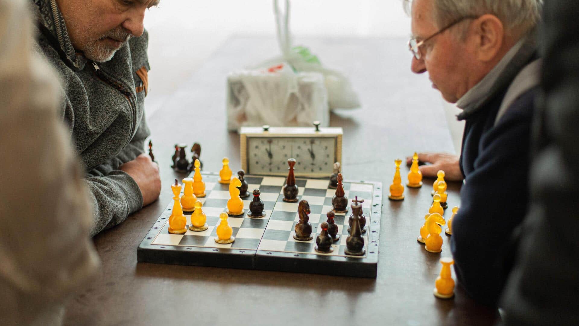 Konsentrasi intens Grandmaster catur