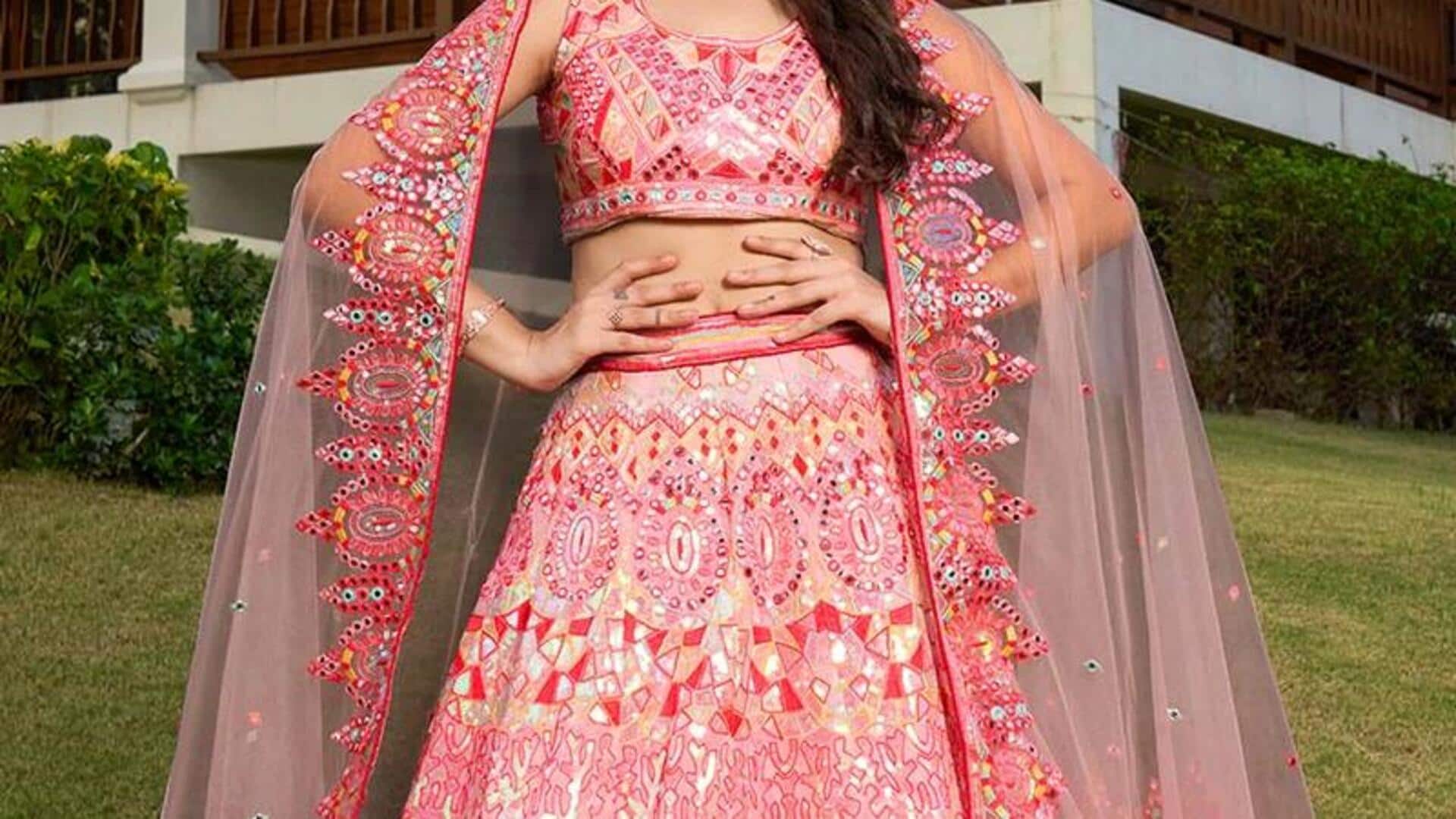 Gaya lehenga esensial untuk pesta taman musim semi