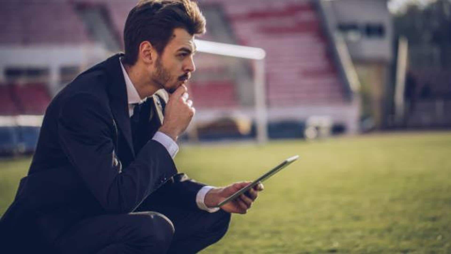 Mengapa beberapa pelatih sepak bola memakai jas saat pertandingan?