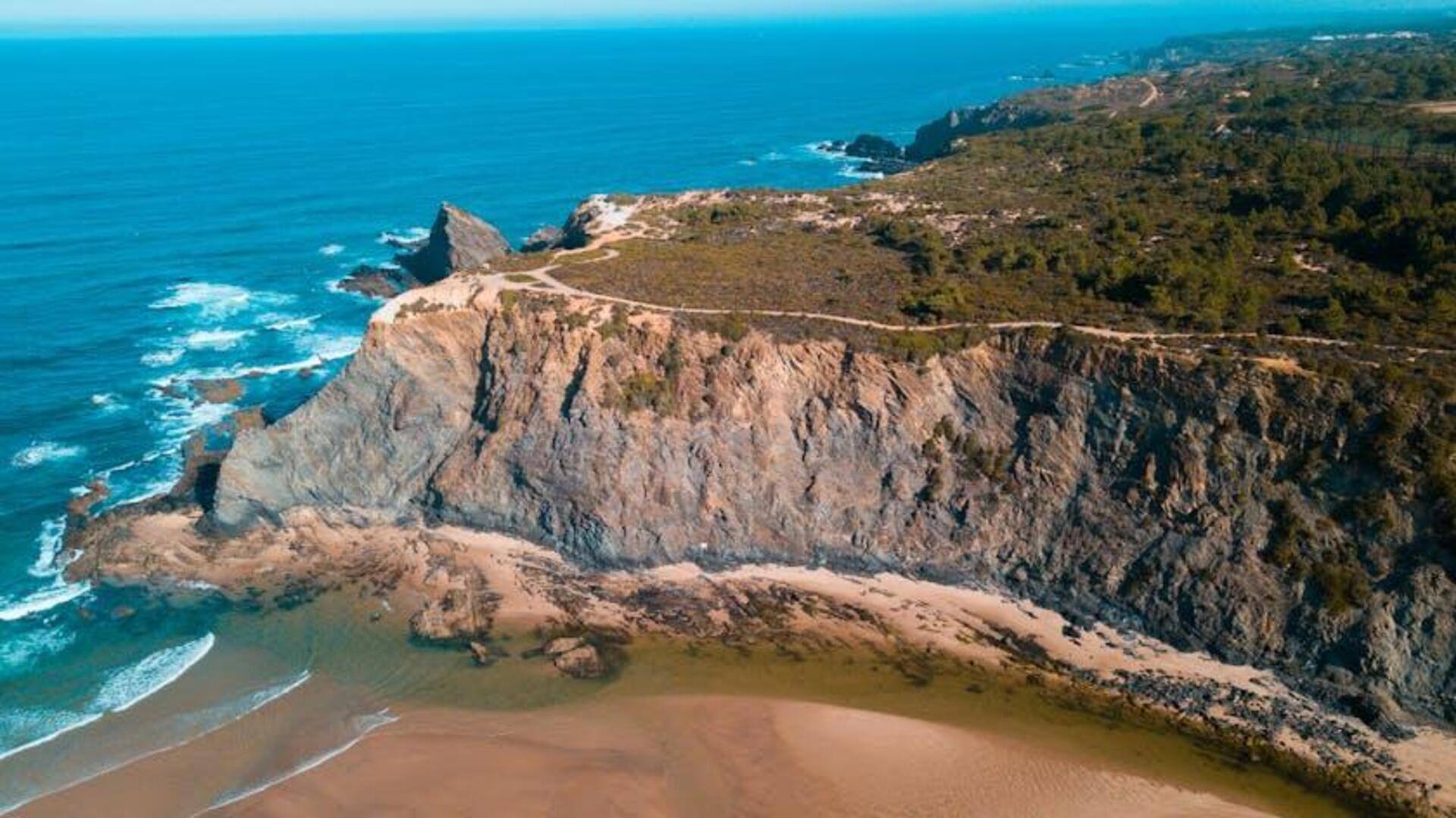 Pantai Tersembunyi di Portugal untuk Liburan Tenang