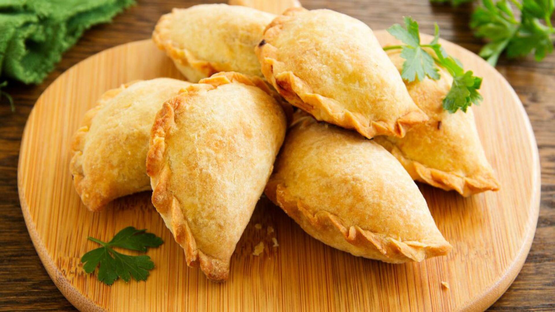 Kue Indonesia dengan Rasa Gurih yang Wajib Anda Cicipi