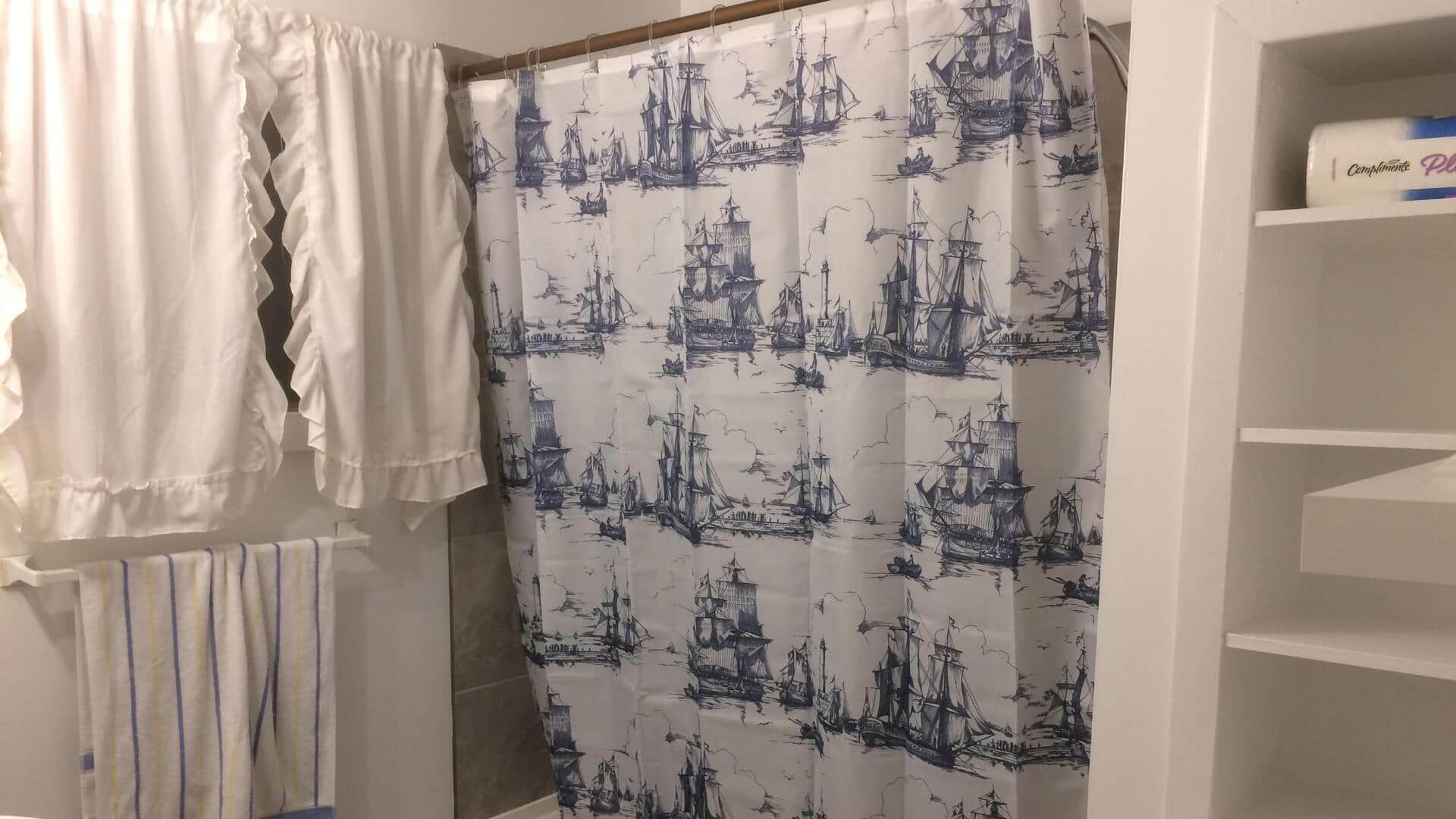 Lima cara tak terduga menggunakan tirai kamar mandi bekas