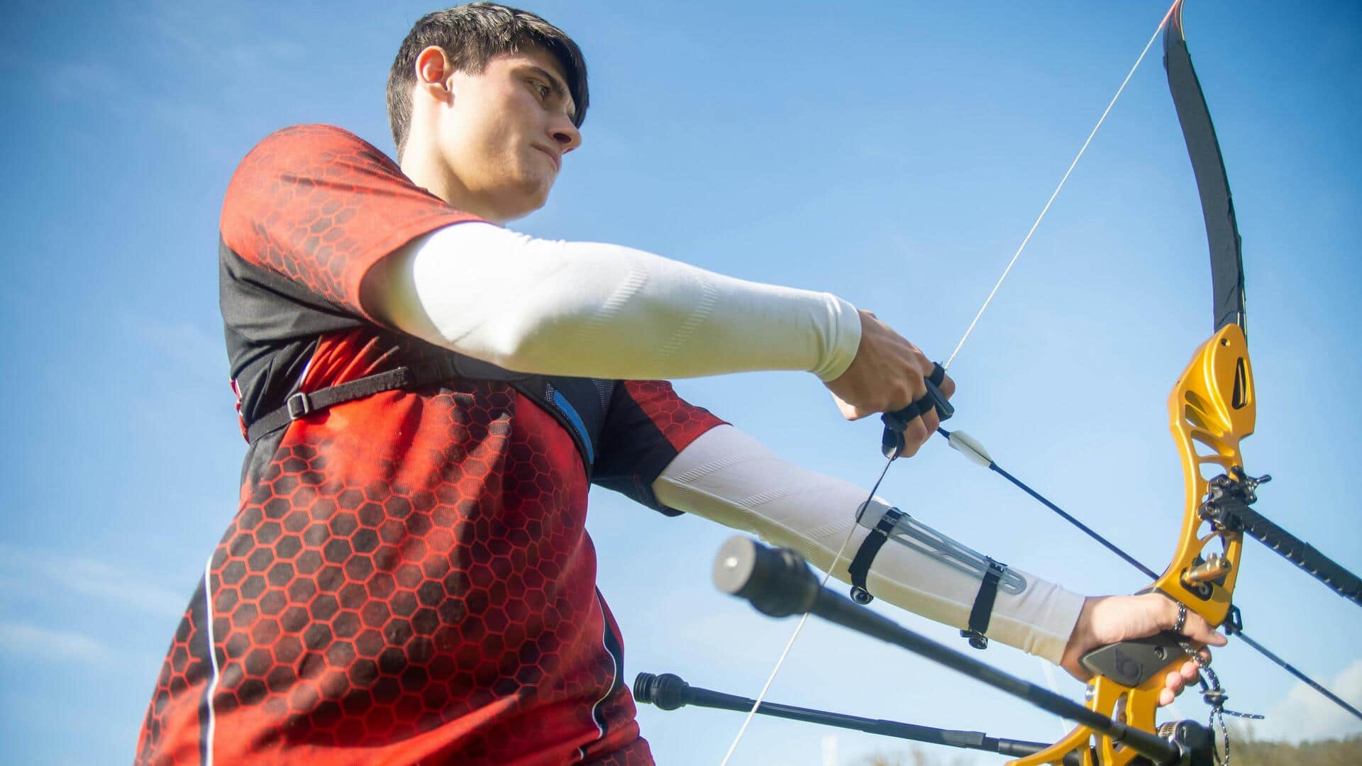 Mengapa pemanah mengayunkan busur setelah melepas anak panah?