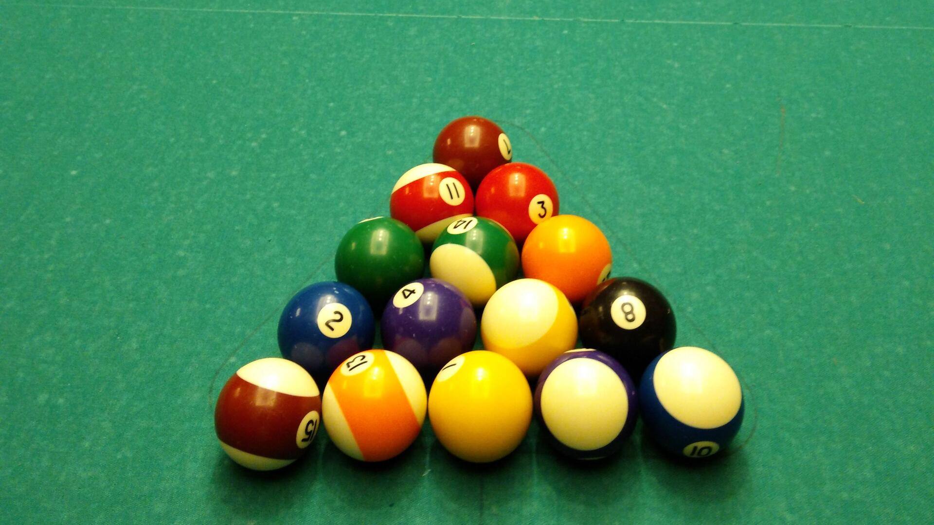 Mengapa bola snooker berbunyi klik tapi tidak menyebar jauh?