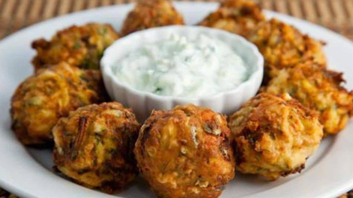 Bola labu siam (kolokythokeftedes) makanan pembuka yang lezat Bola labu siam (kolokythokeftedes) makanan pembuka yang lezat