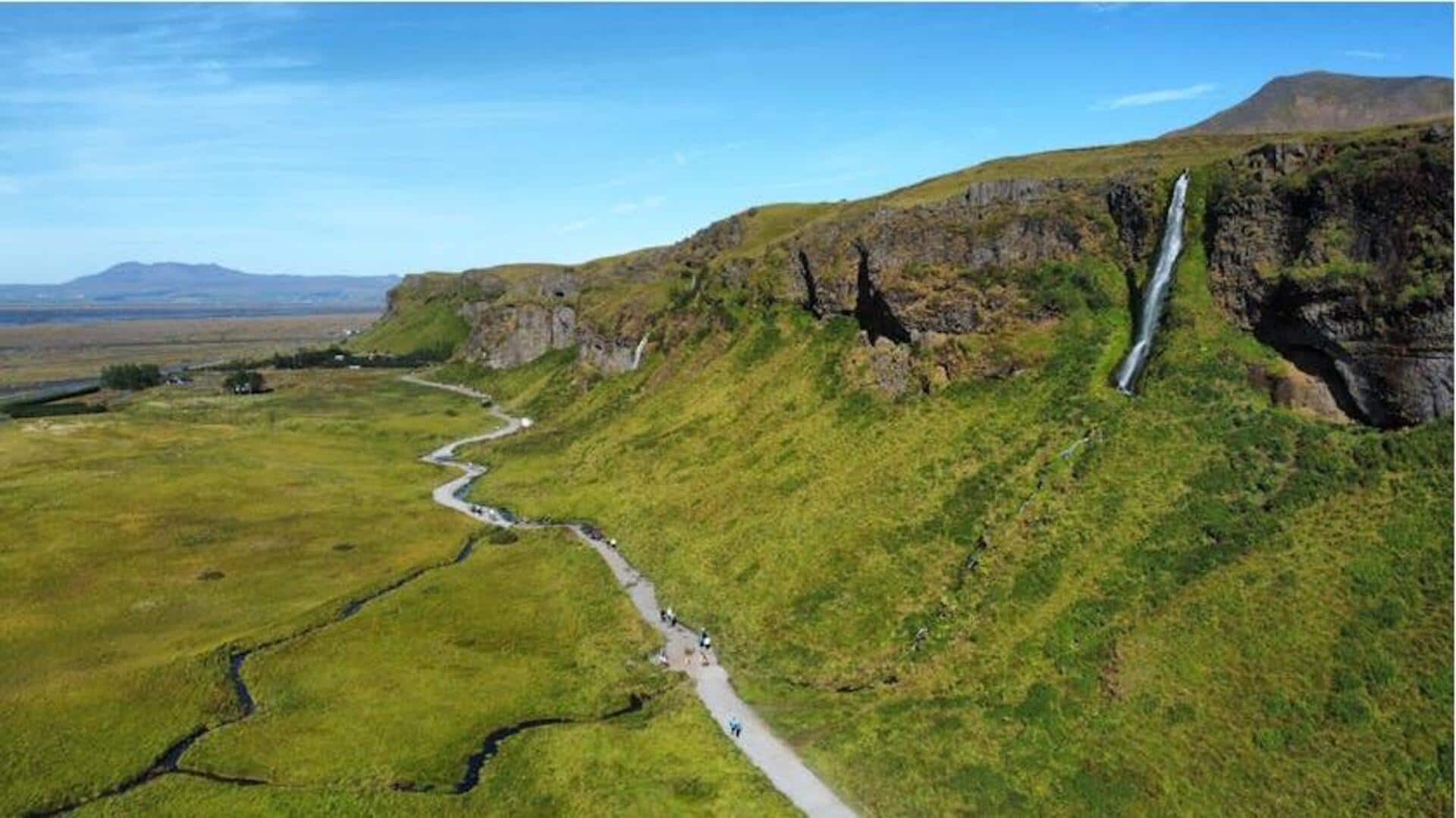 Menjelajahi Jalur Air Terjun Tersembunyi di Pedesaan Islandia