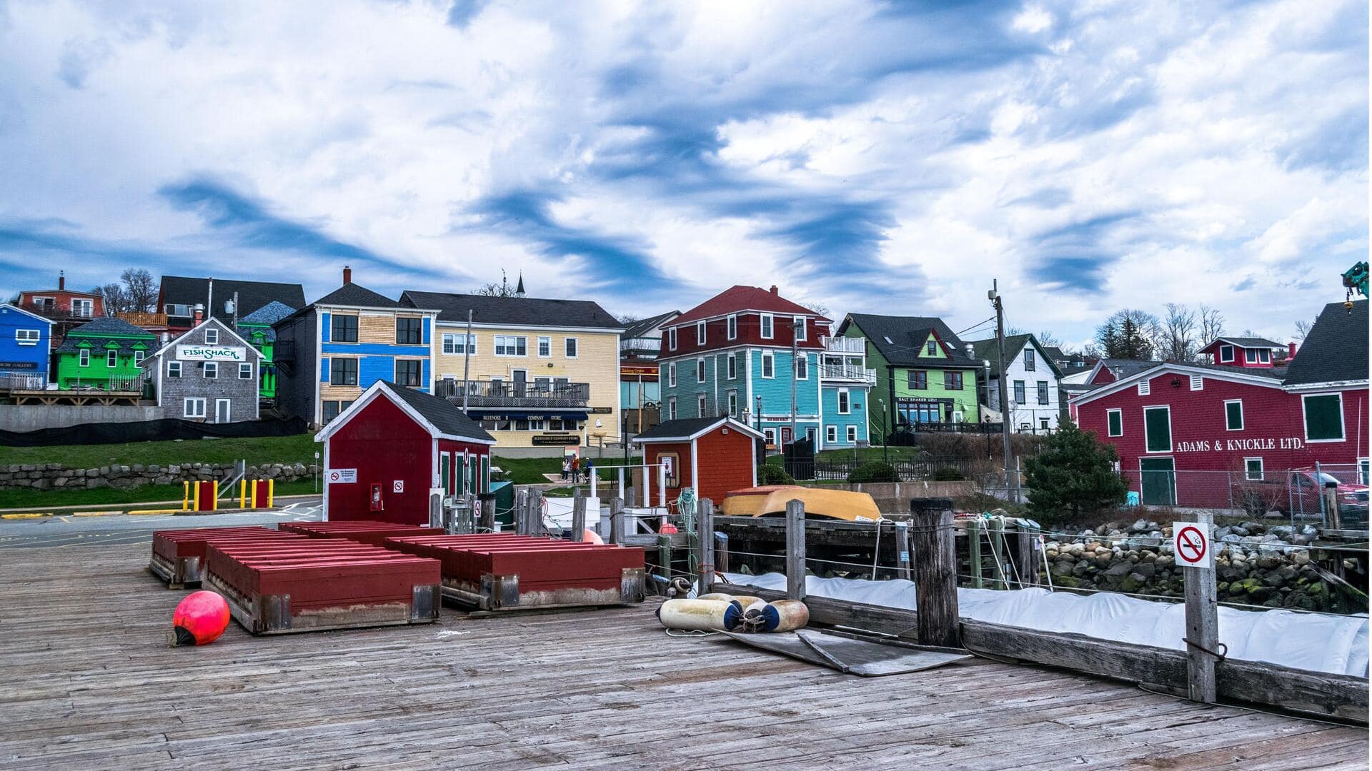 Melarikan Diri ke Desa Tepi Laut Nova Scotia