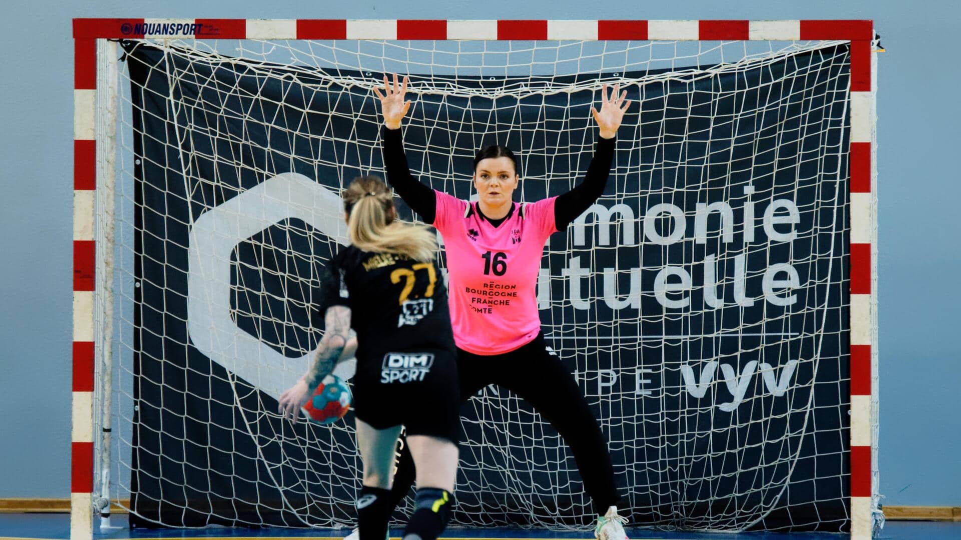 Perbedaan ukuran gawang dalam sepak bola dan handball