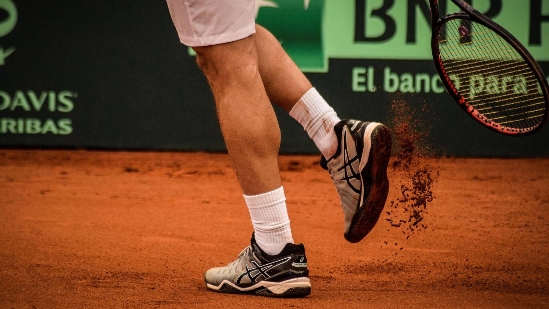 Pentingnya sepatu lapangan tanah liat dalam tenis