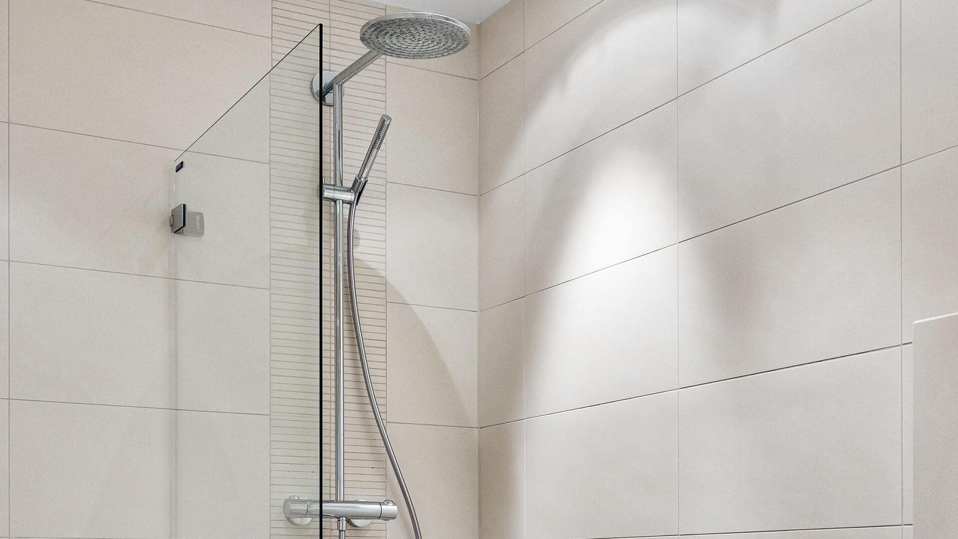 Menggantung pakaian dengan batang shower yang dapat disesuaikan