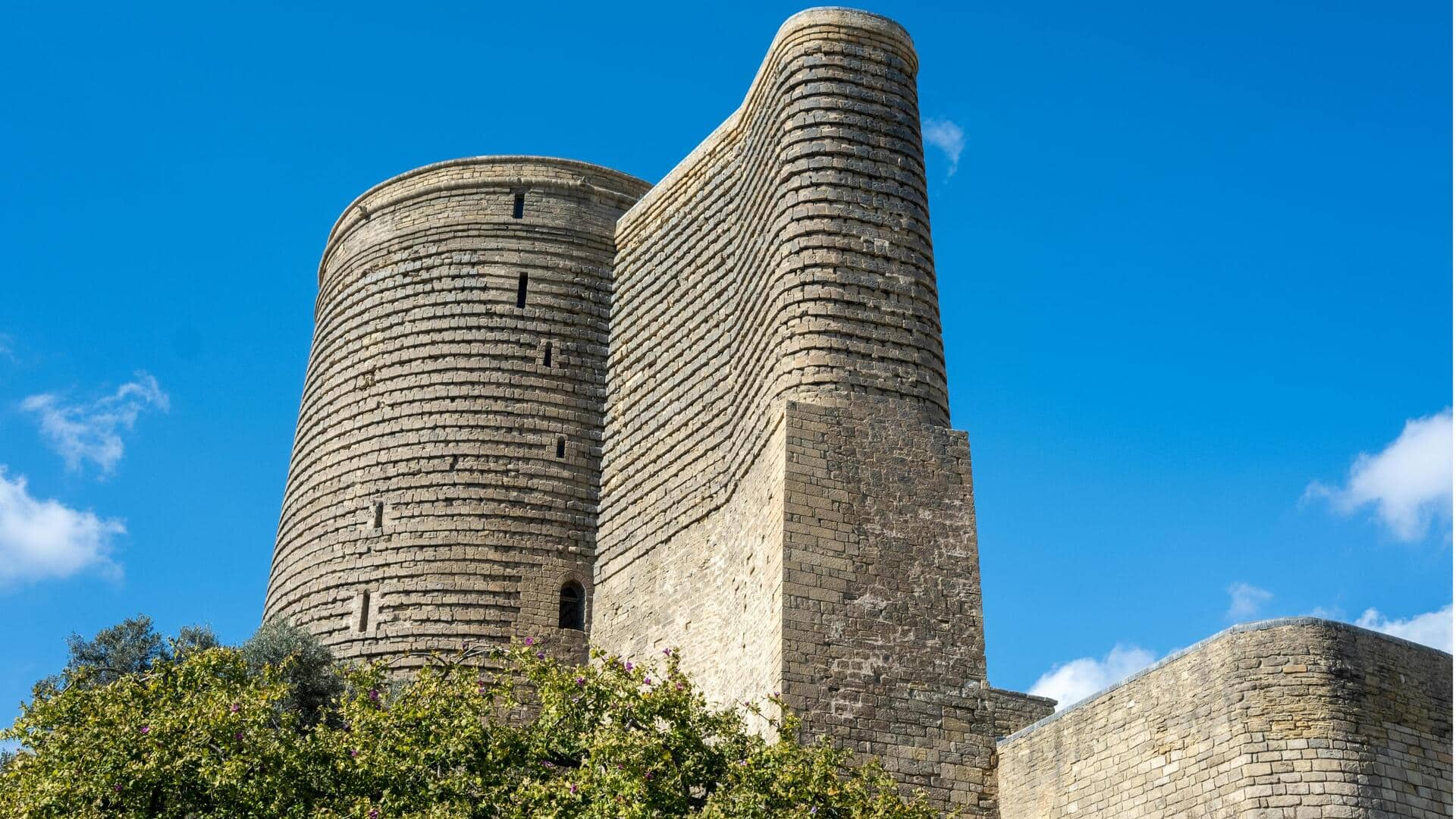 Jelajahi Tengara Bersejarah Azerbaijan dengan Pemandangan Indah