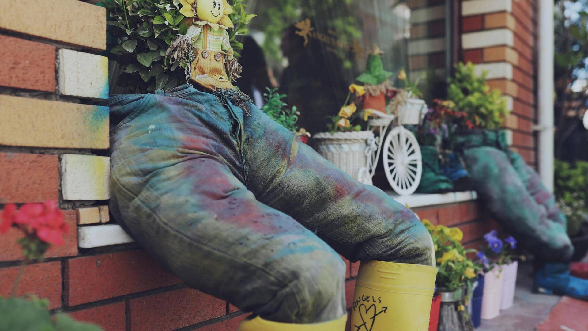 Ubah celana jeans lama menjadi pot tanaman bergaya Ubah celana jeans lama menjadi pot tanaman bergaya
