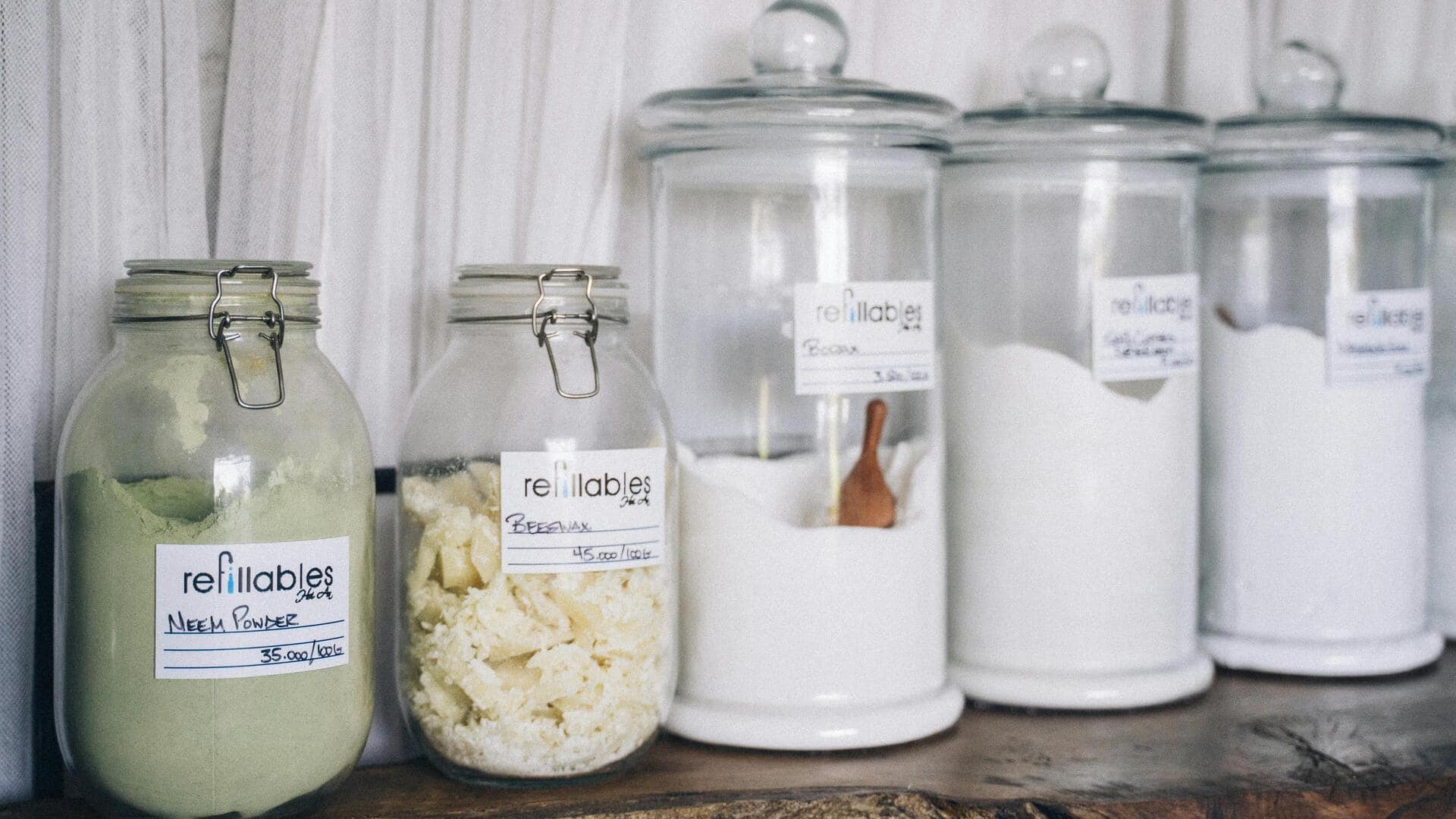 Ubah kekacauan dapur dengan toples kaca berlabel