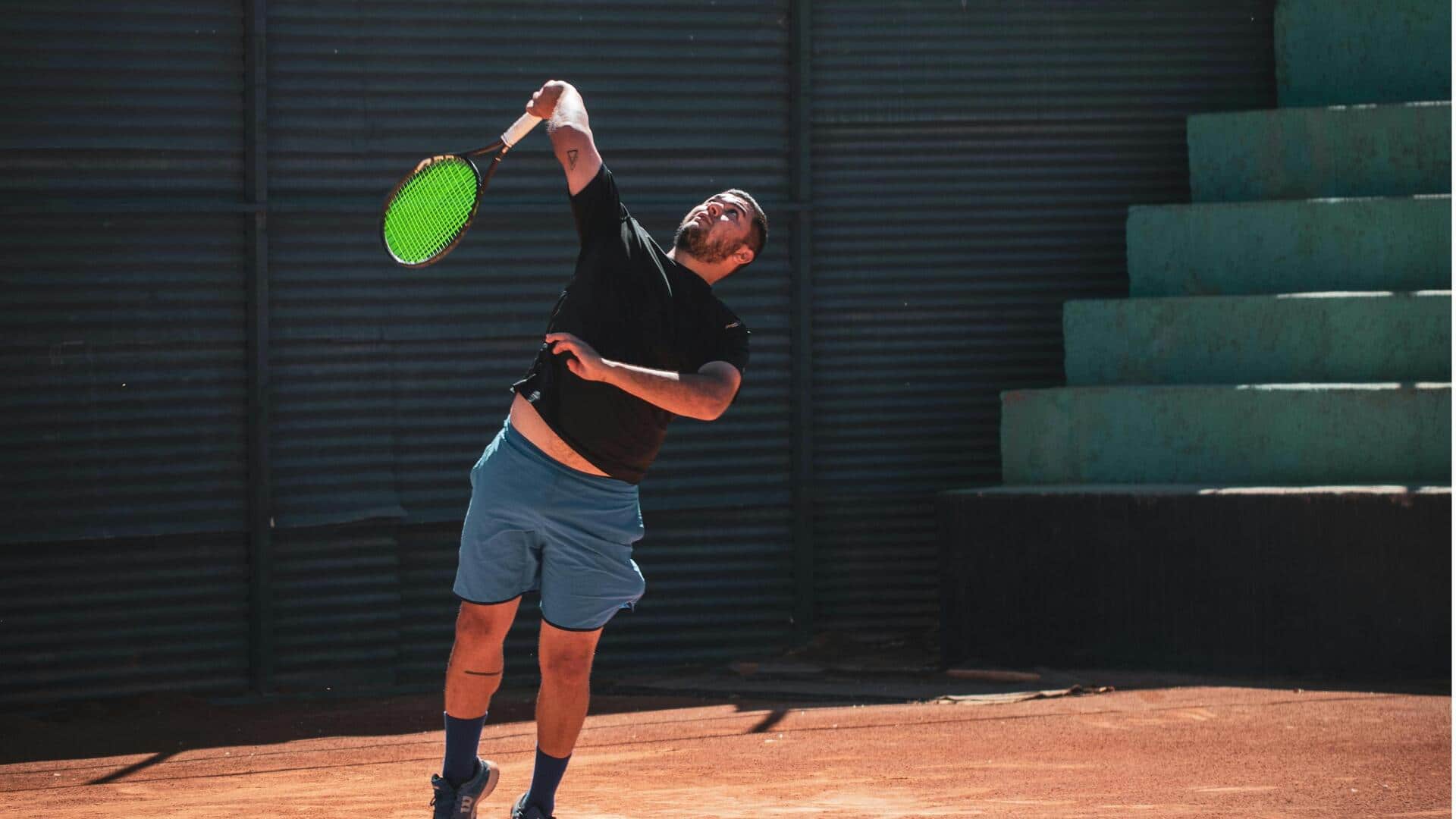 Alasan pemain tenis melompat sebelum servis