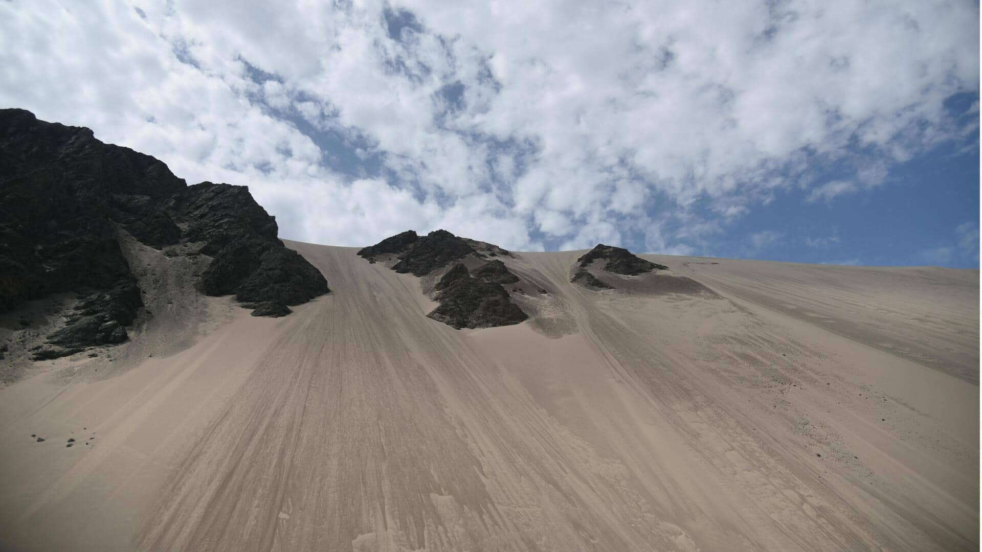 Menjelajahi Kota-Kota Kuno di Gurun Taklamakan, Cina