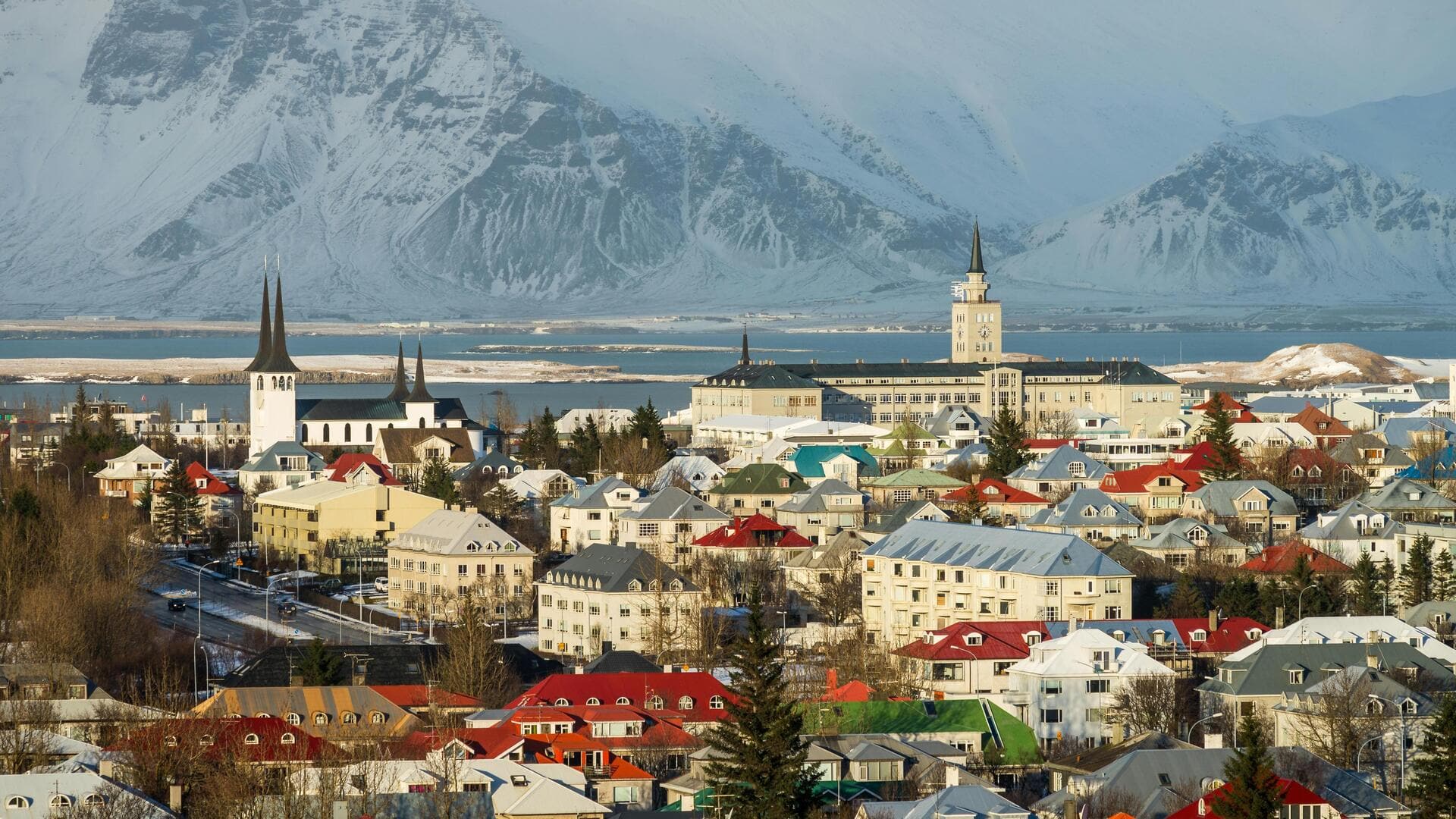 Menjelajahi Kota dengan Atap Turf di Islandia untuk Pemandangan Unik
