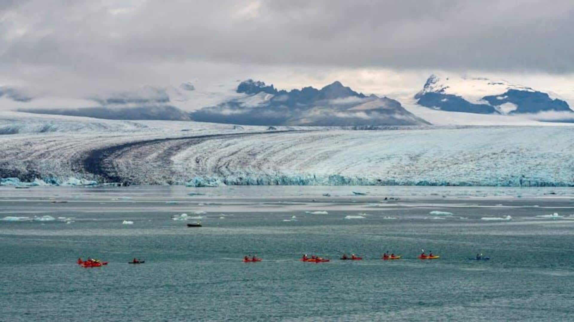Kagumi Keindahan Fjord Islandia dengan Kayak