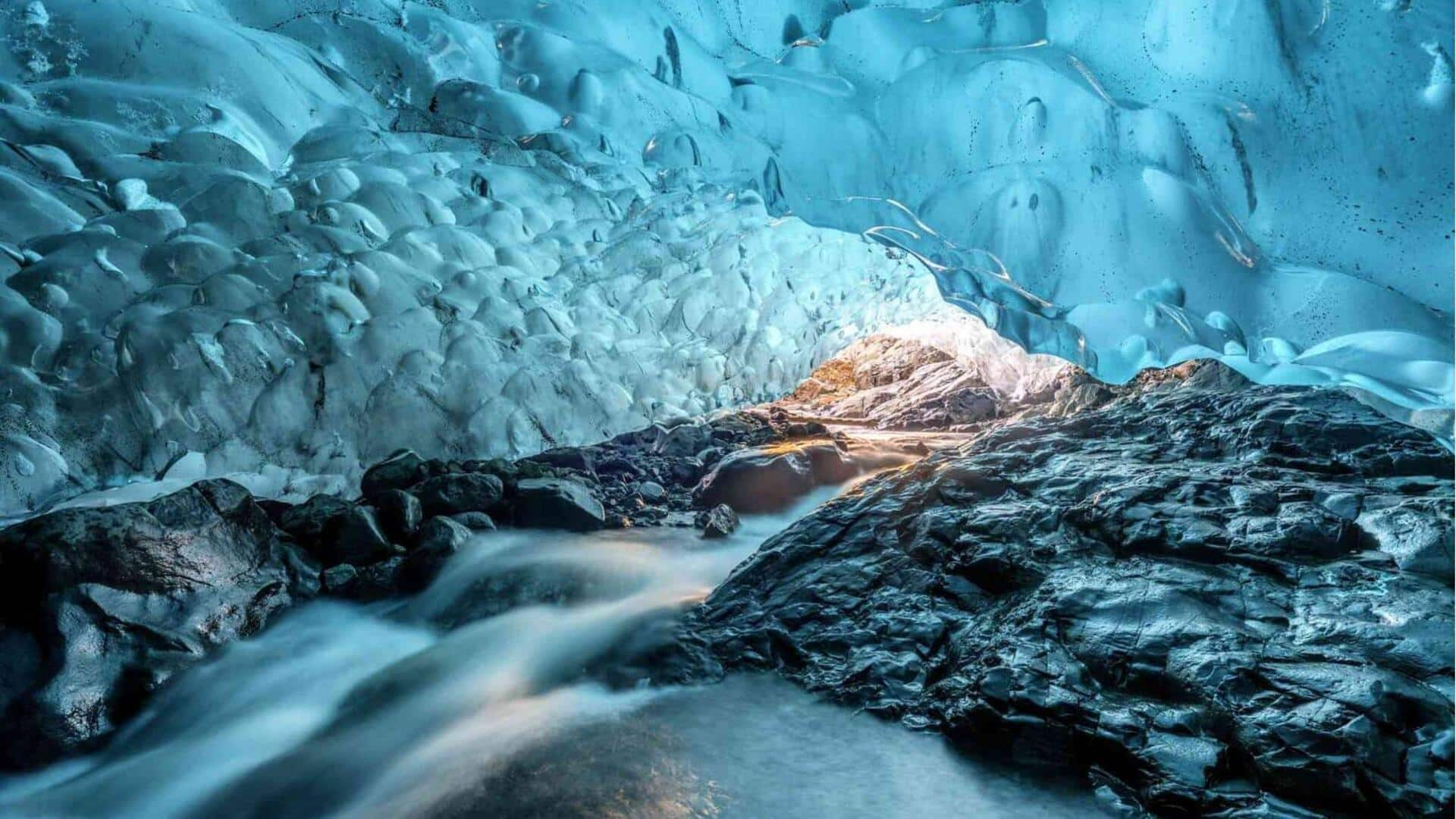 Jelajahi bawah Vatnajokull, keajaiban glasial Islandia dengan rekomendasi ini