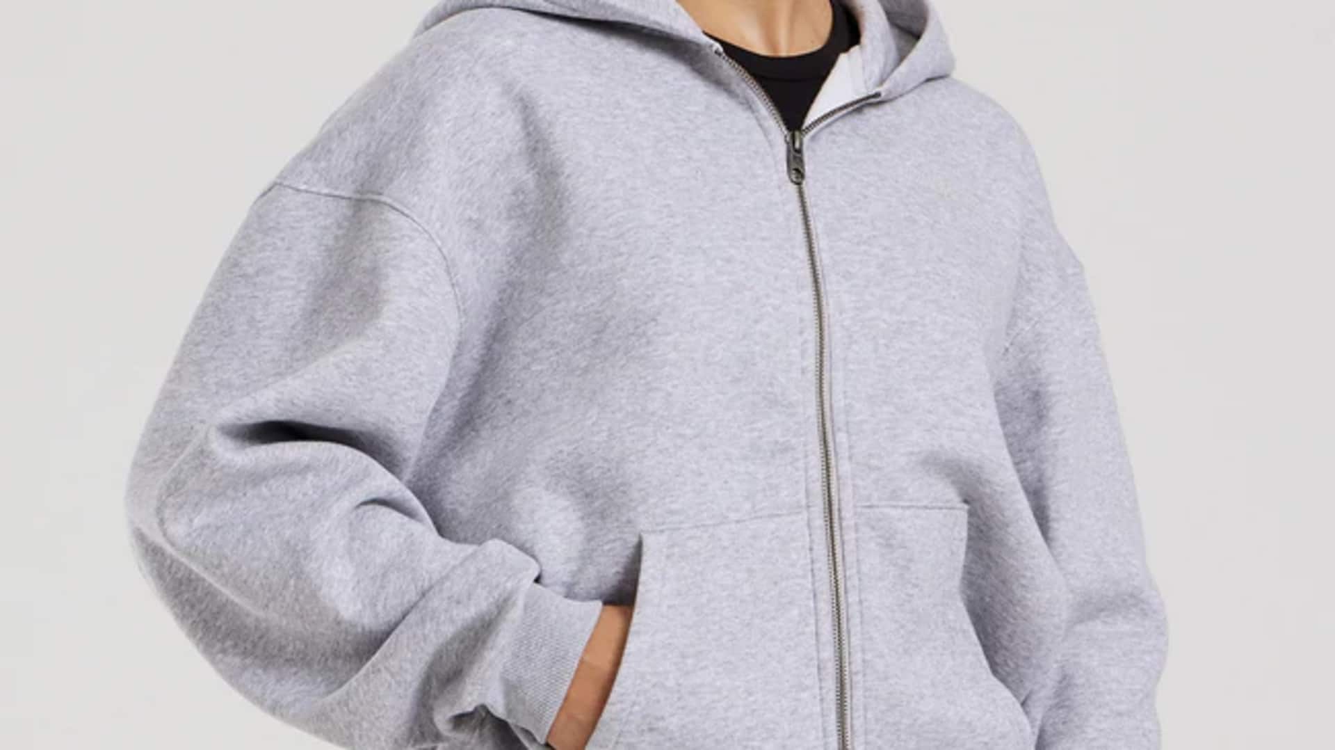 Kombinasi zip-up hoodie dengan gaya kasual musim dingin India