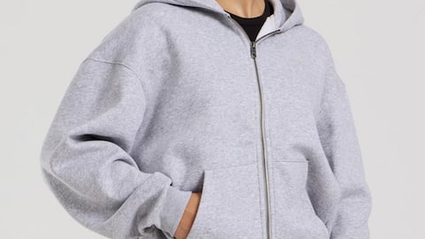 Kombinasi zip-up hoodie dengan gaya kasual musim dingin India