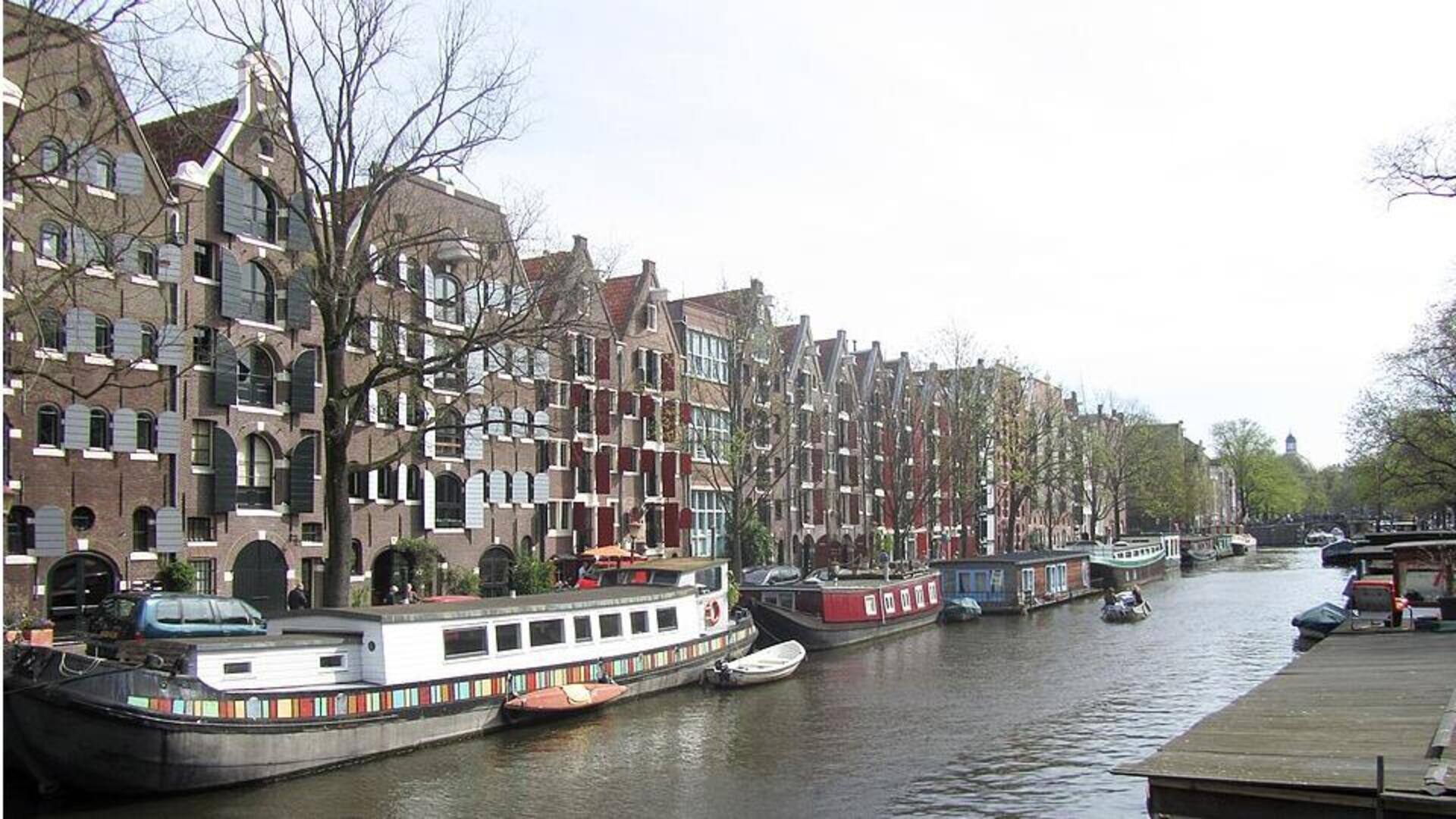 Menjelajahi Kanal Tersembunyi di Amsterdam