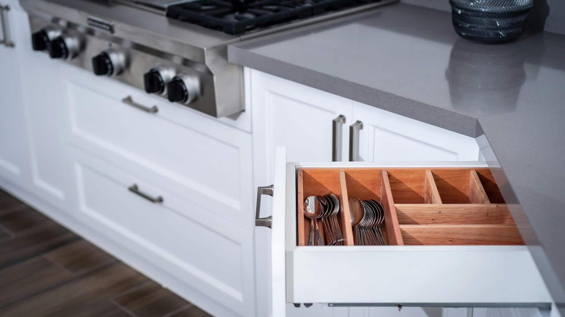 Cara cerdas mengamankan laci dapur yang longgar