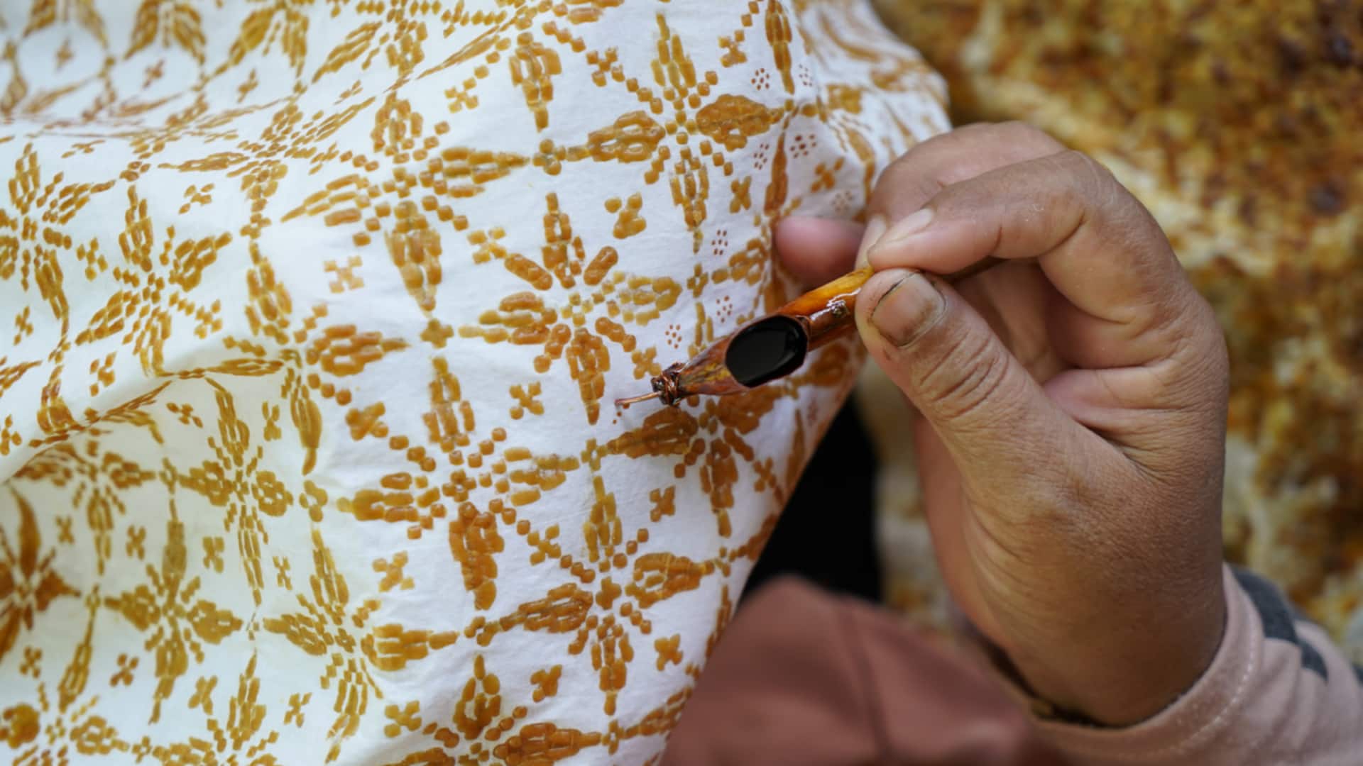 Desainer mode global terinspirasi tekstil Indonesia