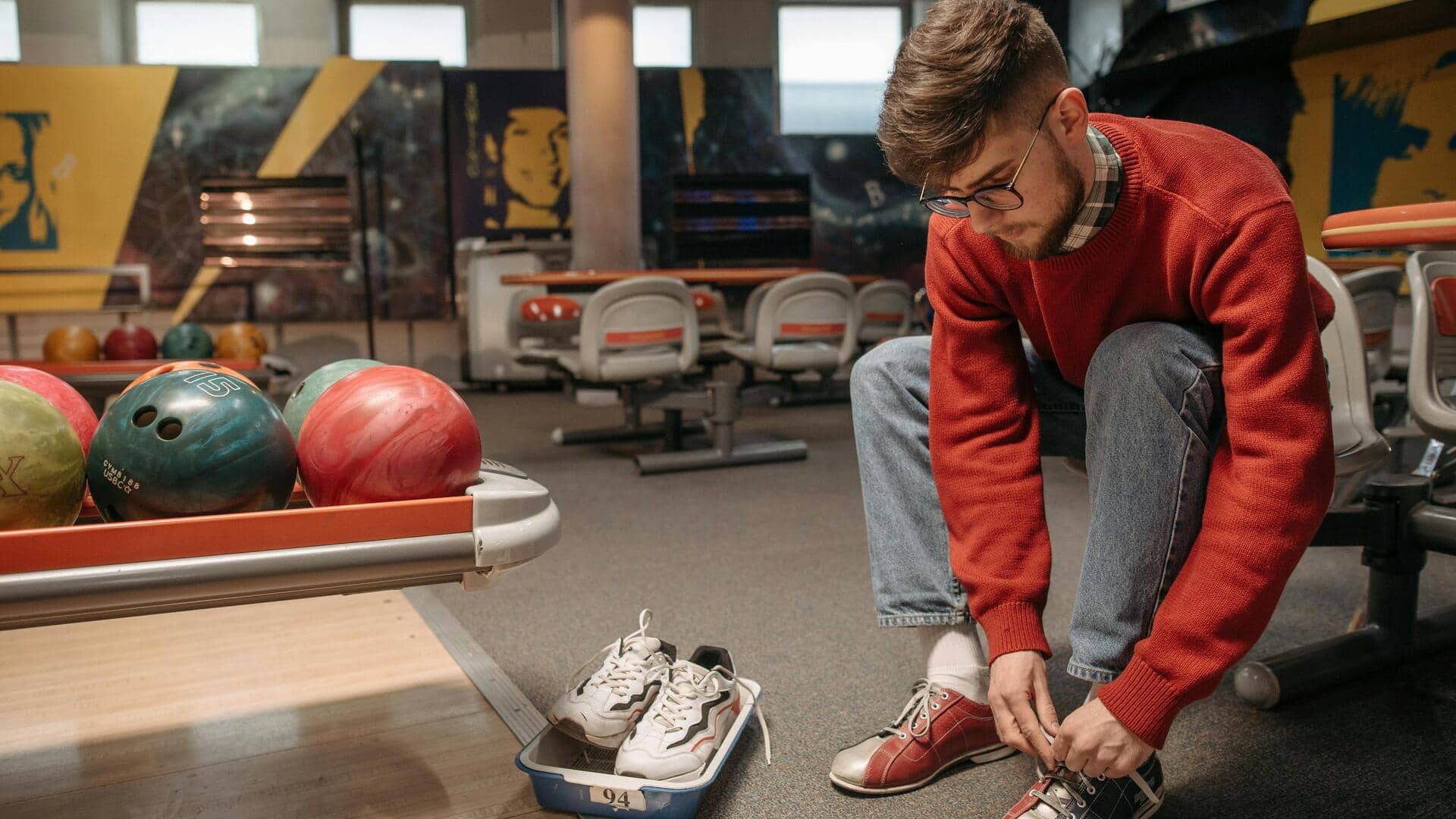 Mengapa sepatu bowling selalu berwarna-warni?