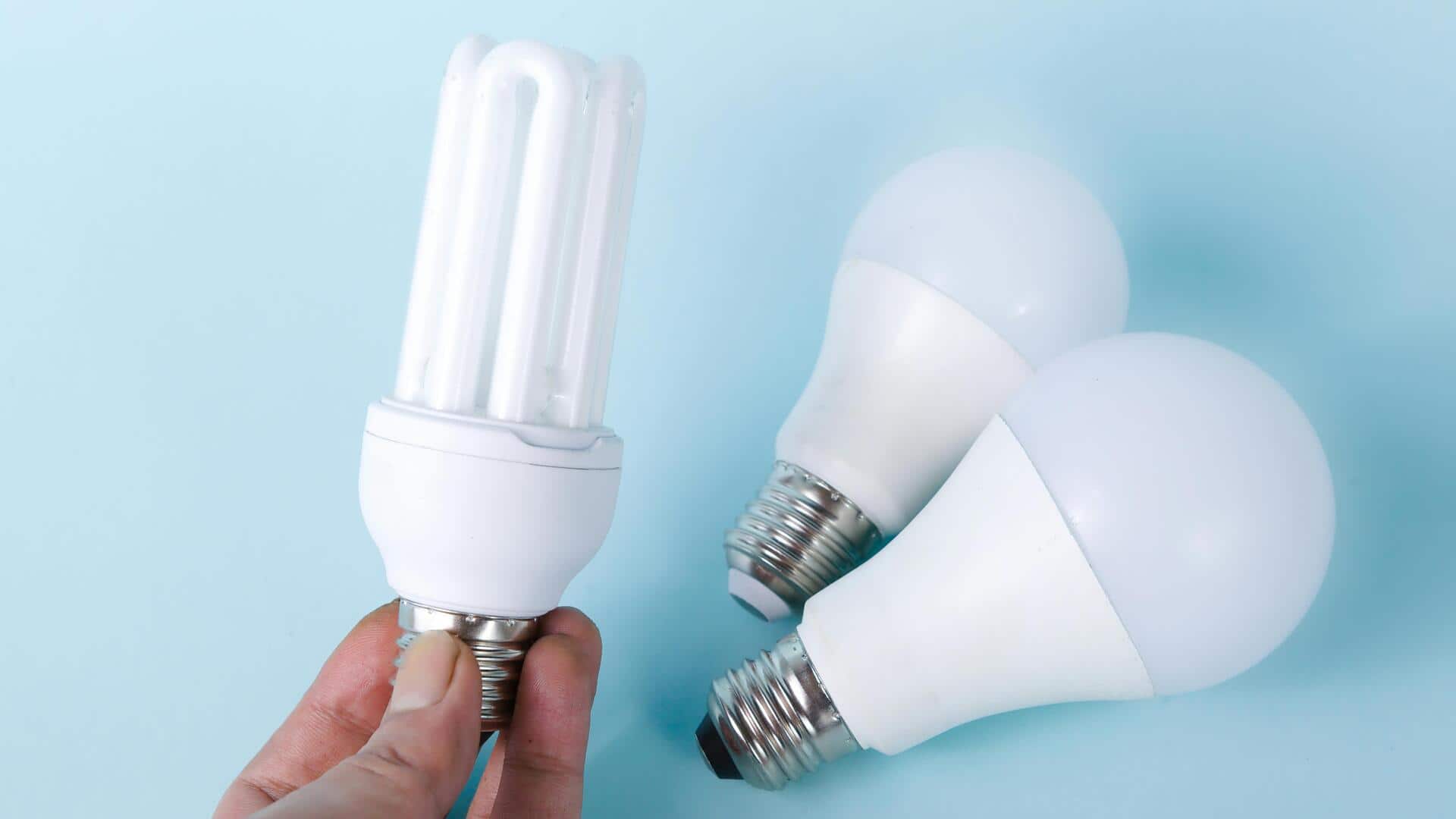 Ubah lampu CFL menjadi pot bunga unik Ubah lampu CFL menjadi pot bunga unik