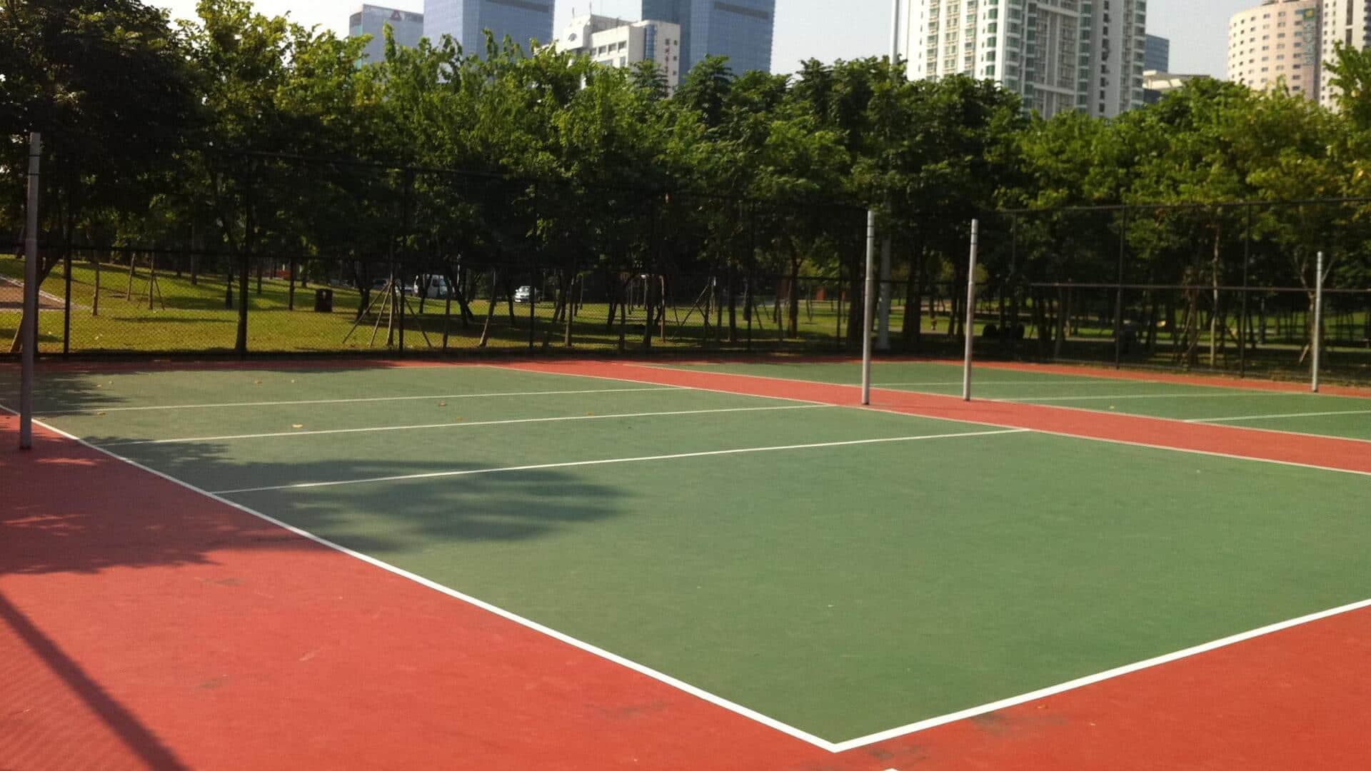 Mengapa lapangan bulu tangkis memiliki garis yang menipu?