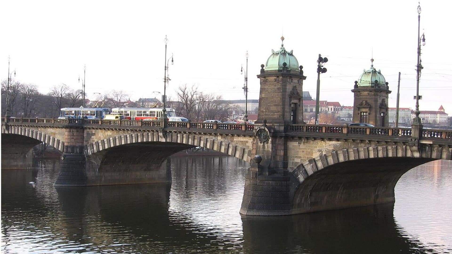Menapaki Jembatan Bersejarah di Praha selain Charles Bridge