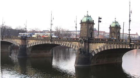 Menapaki Jembatan Bersejarah di Praha selain Charles Bridge