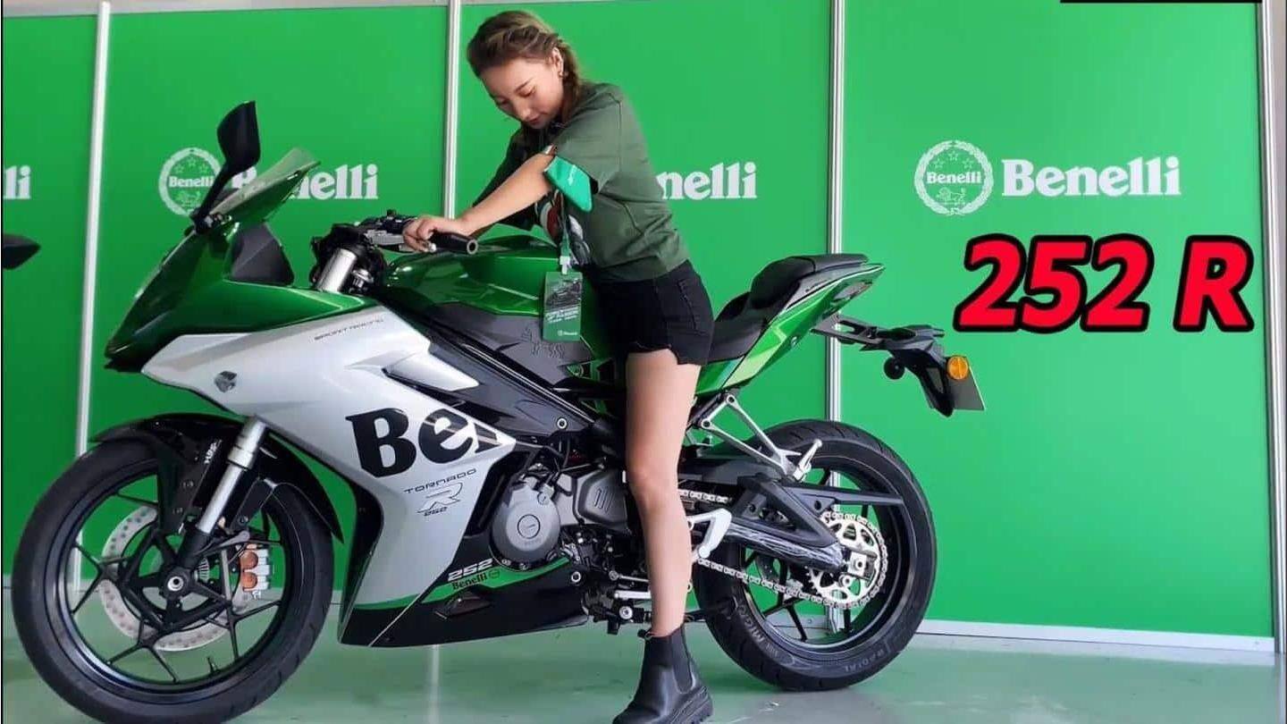 Motor ini mendapat rem cakram di kedua roda Motor ini mendapat rem cakram di kedua roda