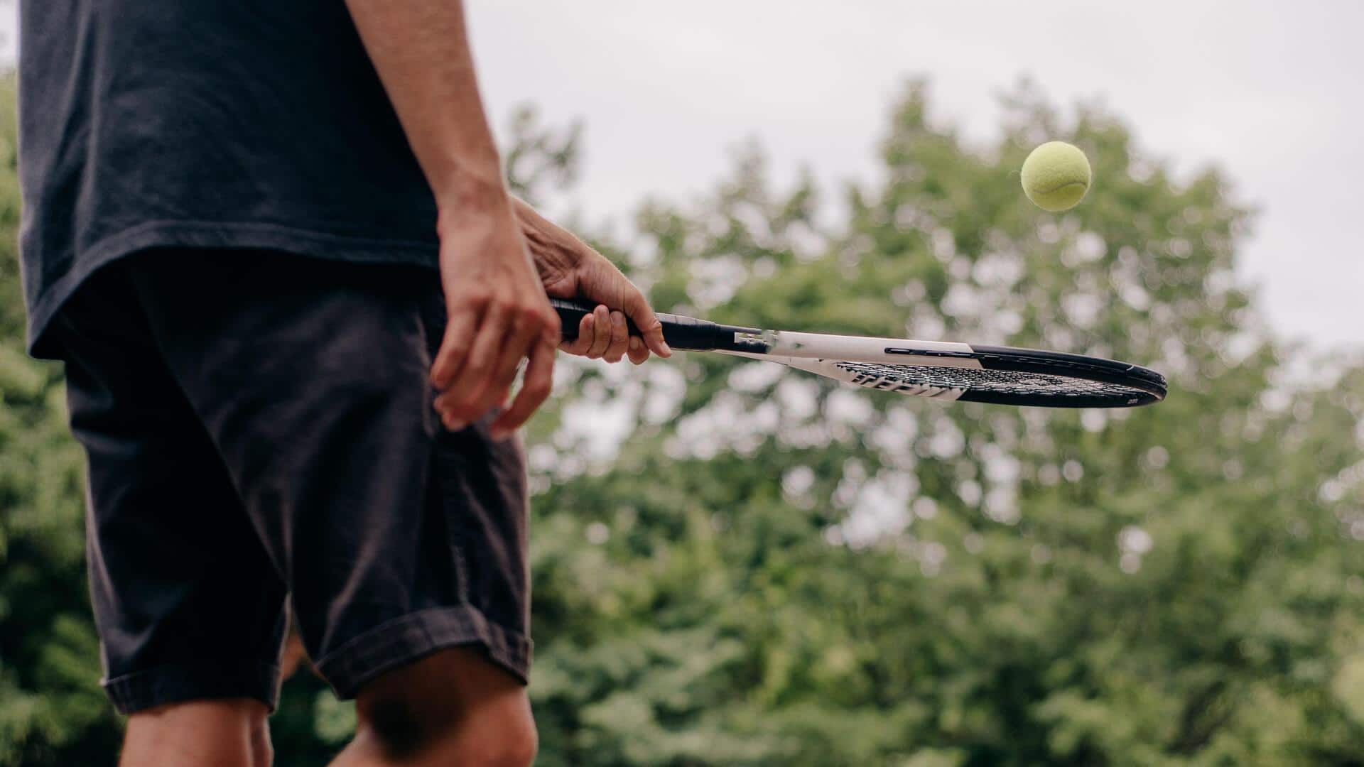 Simbolisme mematahkan raket tenis di tengah pertandingan